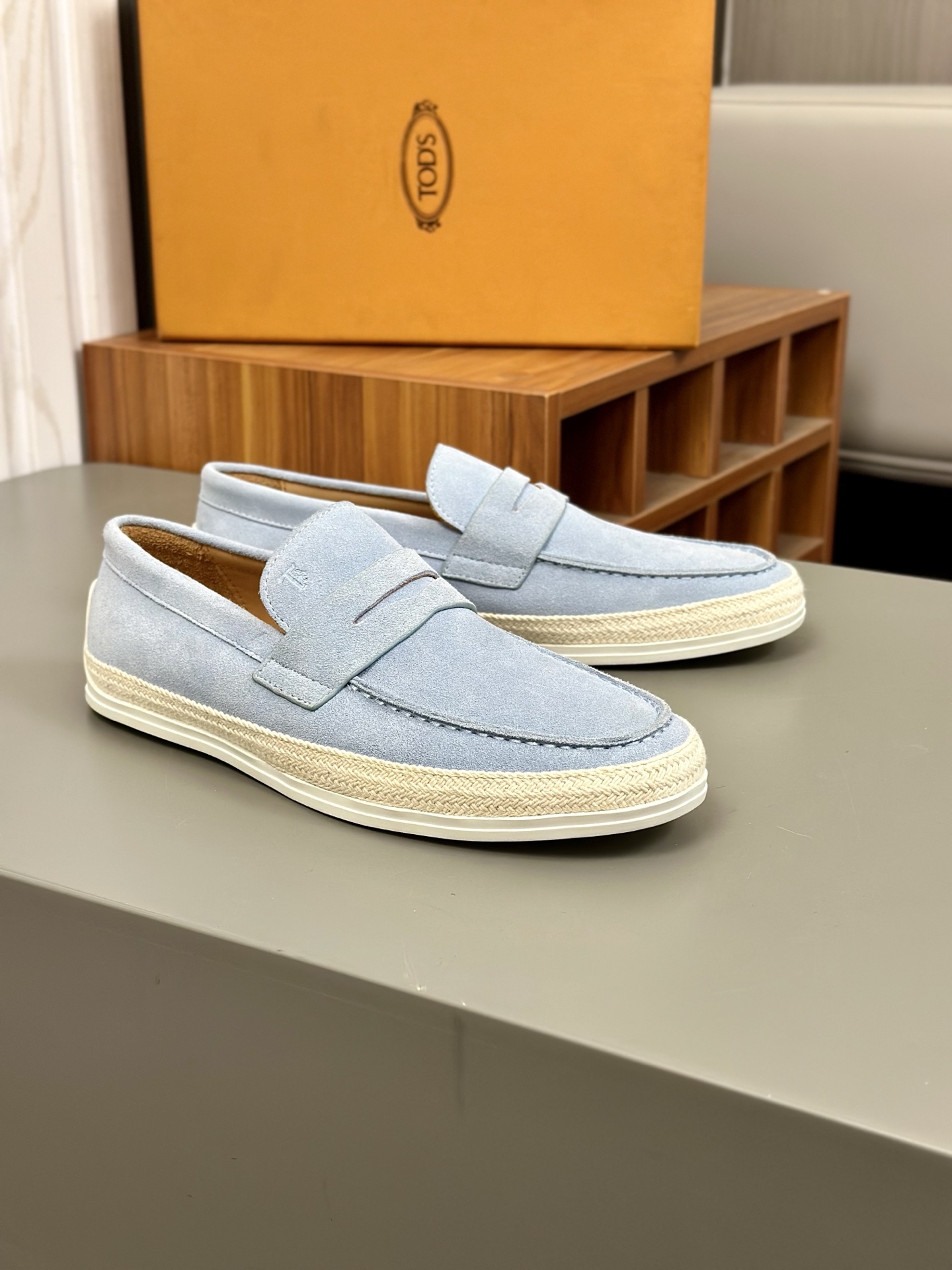 Tod'S/Tod'S Men's LoafersEstos mocasines están hechos de elegante cuero de vaca de primera capa impo