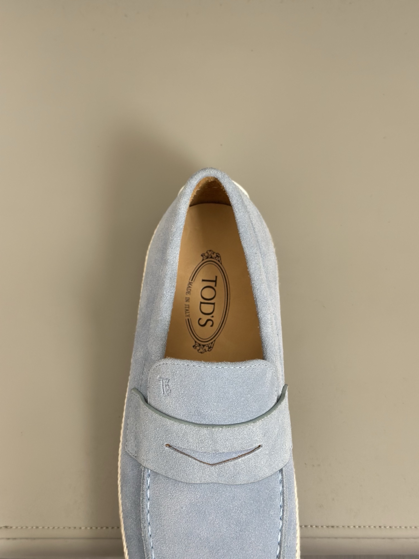 Tod'S/Tod'S Men's LoafersEstos mocasines están hechos de elegante cuero de vaca de primera capa impo