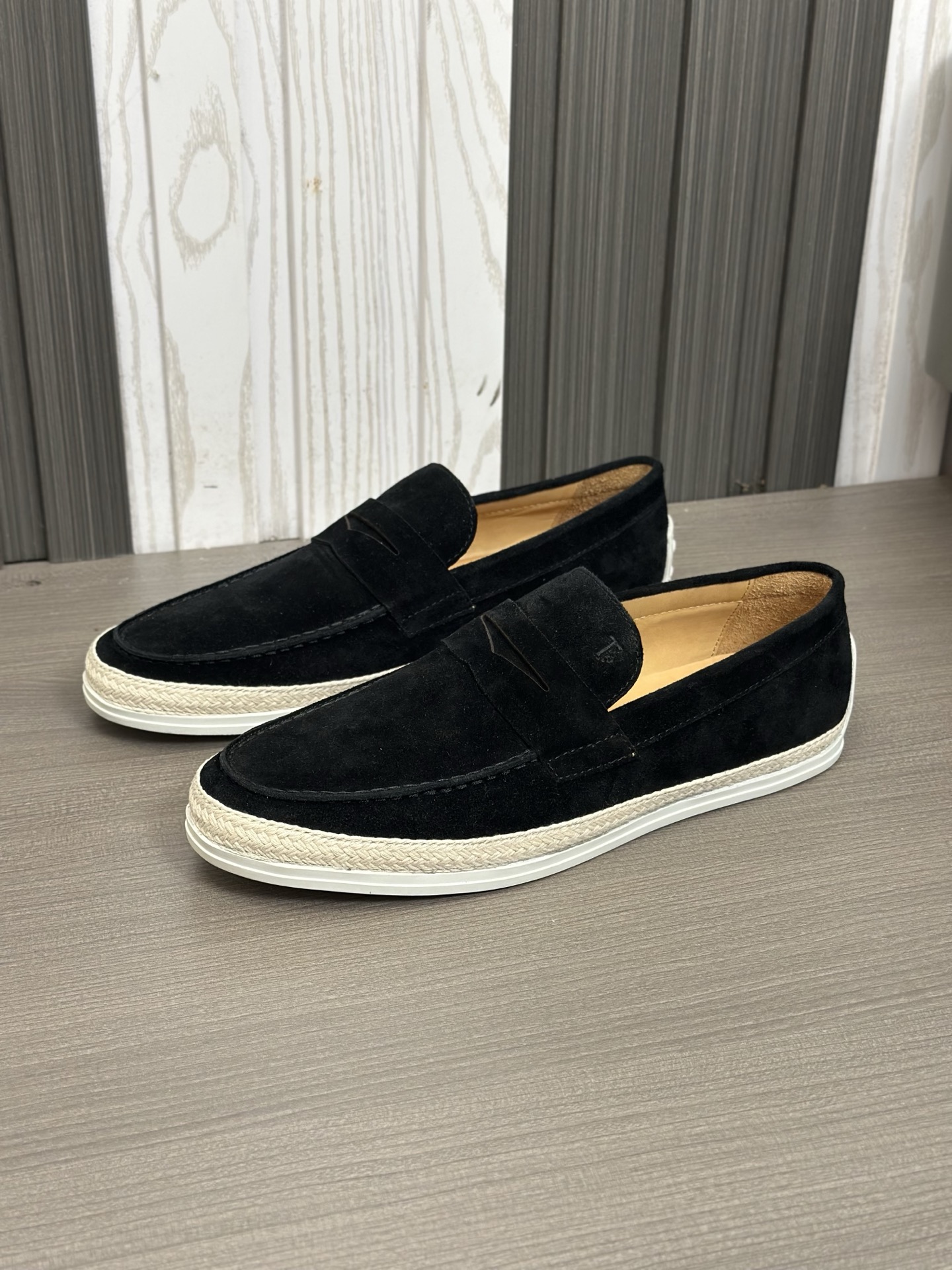 Tod'S/Tod'S Men's LoafersEstos mocasines están hechos de elegante cuero de vaca de primera capa impo