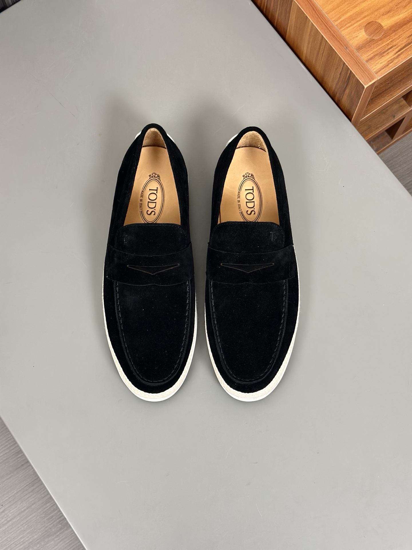 Tod'S/Tod'S Men's LoafersEstos mocasines están hechos de elegante cuero de vaca de primera capa impo