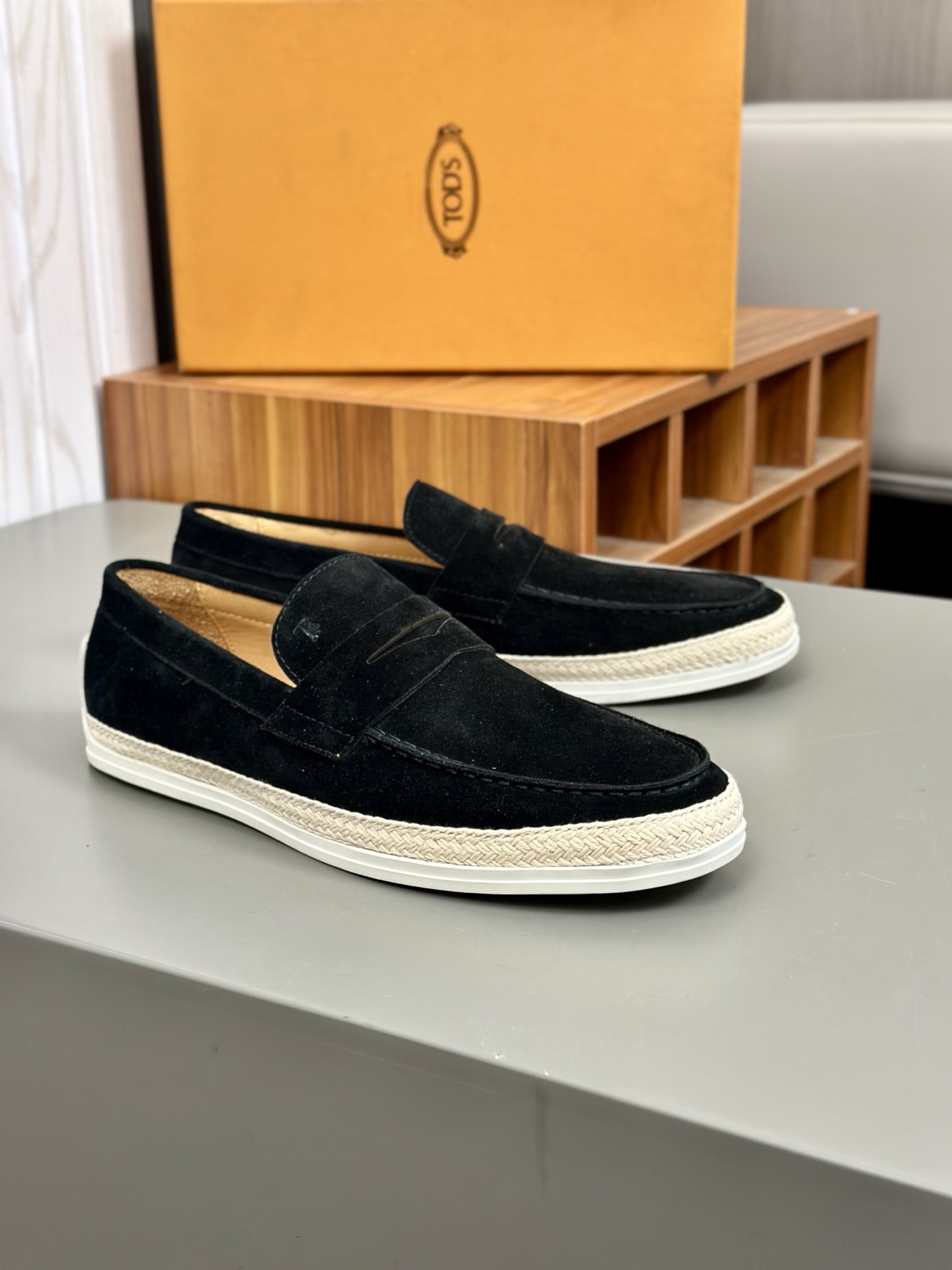 Tod'S/Tod'S Men's LoafersEstos mocasines están hechos de elegante cuero de vaca de primera capa impo