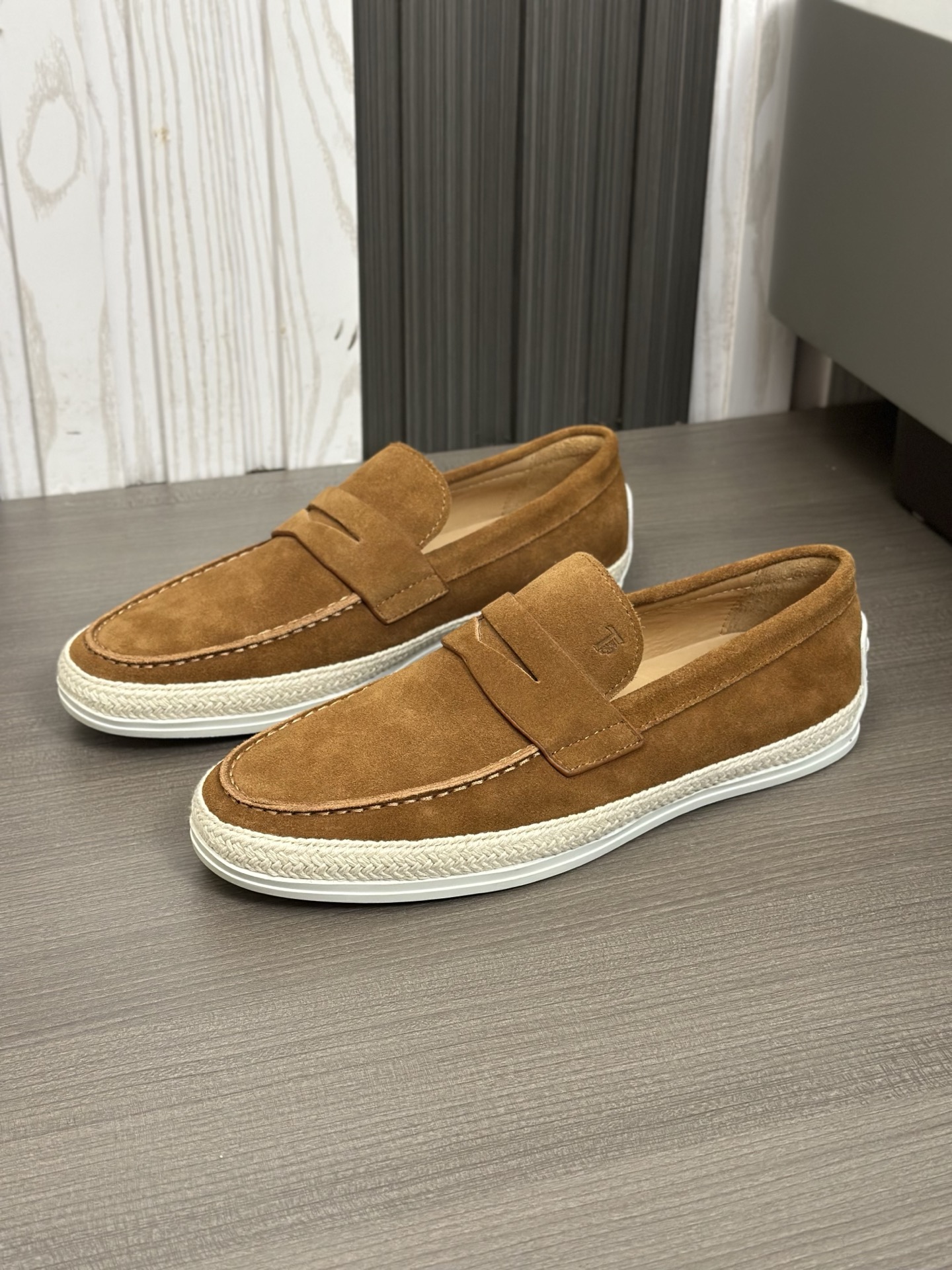 Tod'S/Tod'S Men's LoafersEstos mocasines están hechos de elegante cuero de vaca de primera capa impo