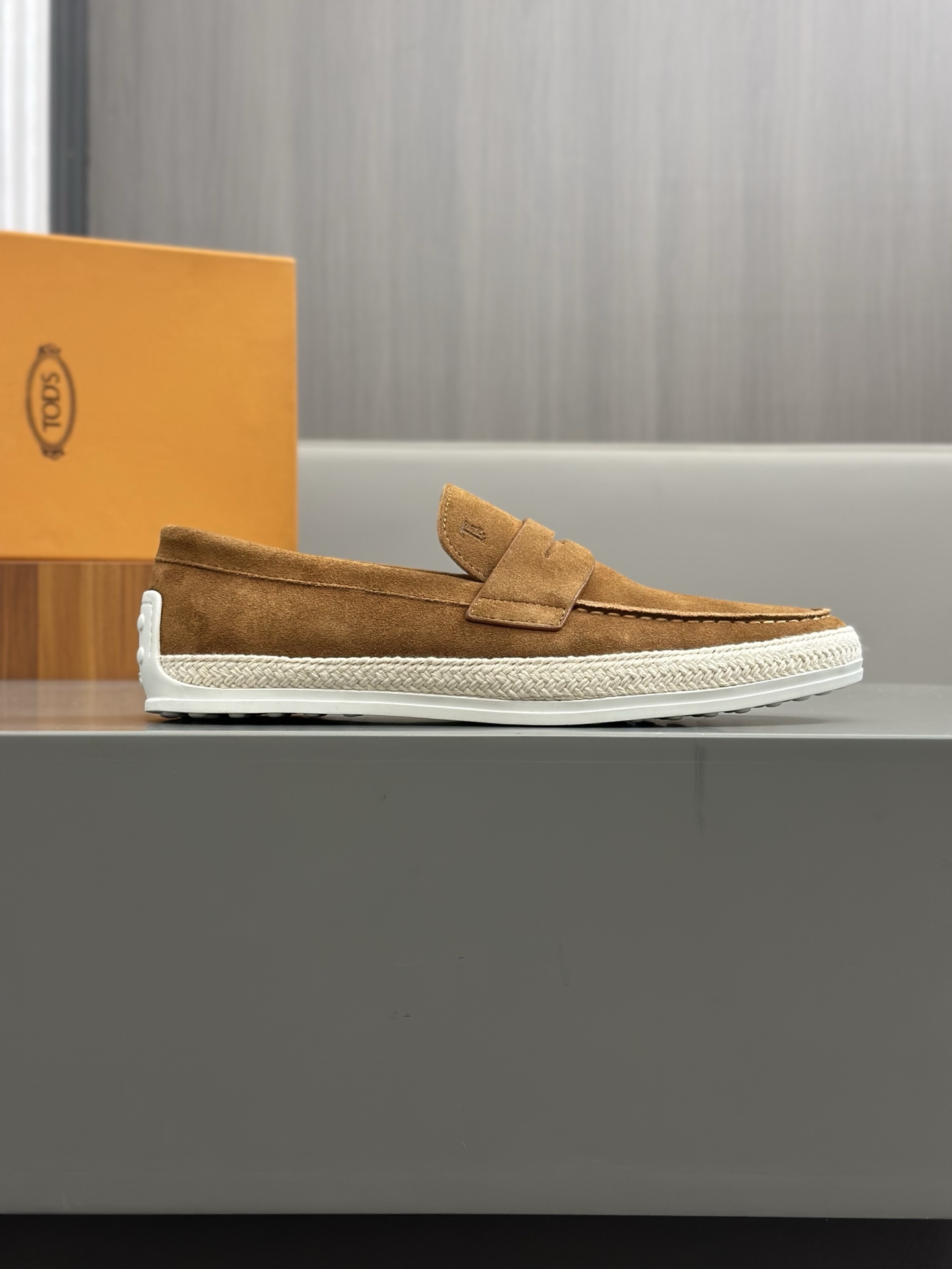 Tod'S/Tod'S Men's LoafersEstos mocasines están hechos de elegante cuero de vaca de primera capa impo