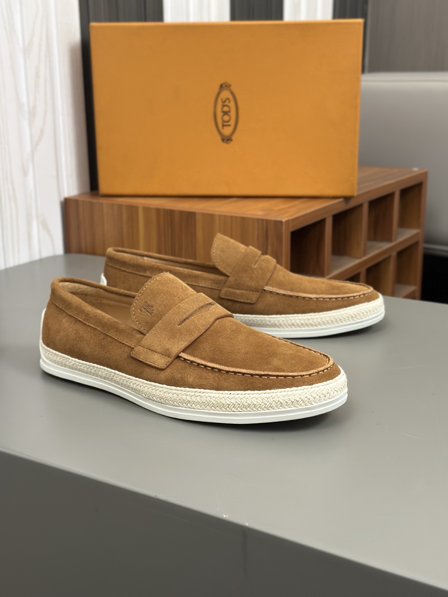 Tod'S/Tod'S Men's LoafersEstos mocasines están hechos de elegante cuero de vaca de primera capa impo