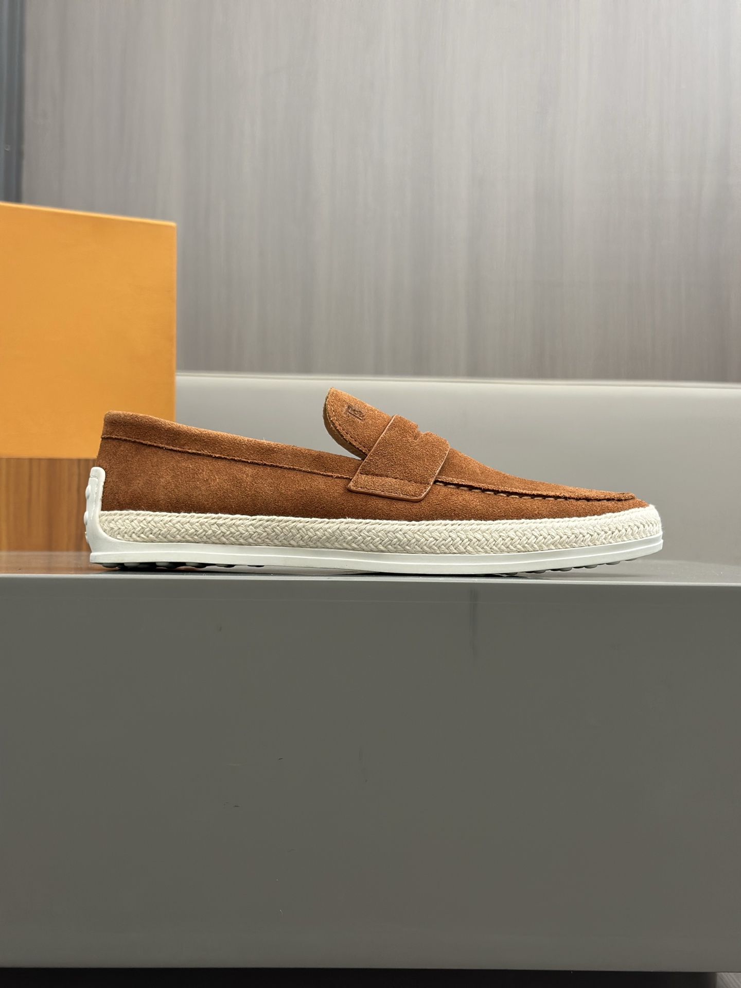 Tod'S/Tod'S Men's LoafersEstos mocasines están hechos de elegante cuero de vaca de primera capa impo