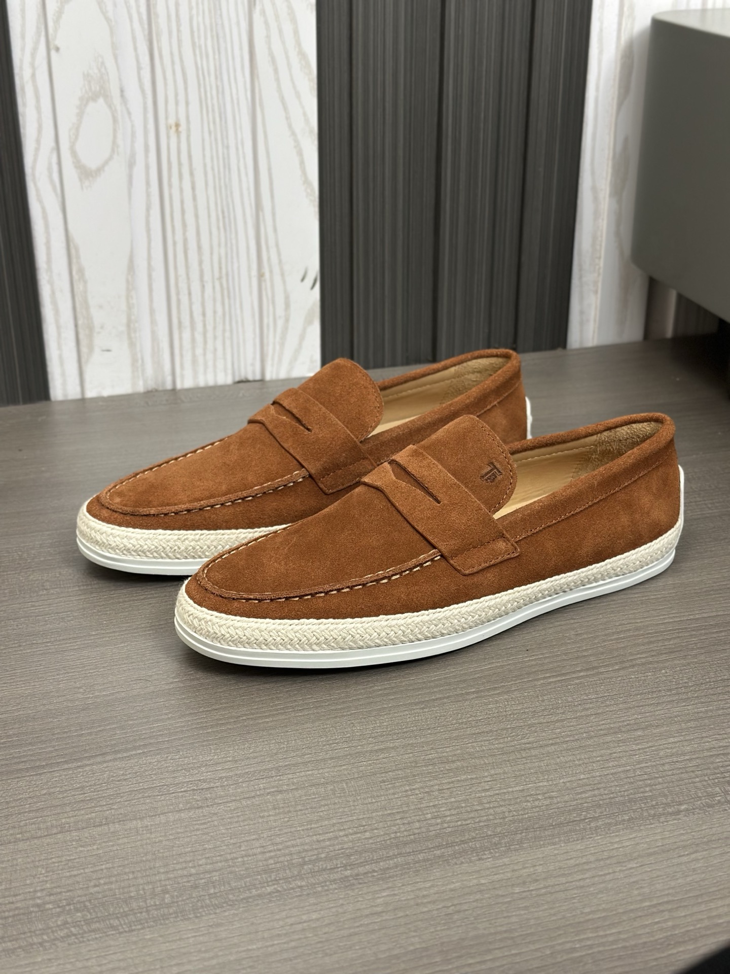 Tod'S/Tod'S Men's LoafersEstos mocasines están hechos de elegante cuero de vaca de primera capa impo