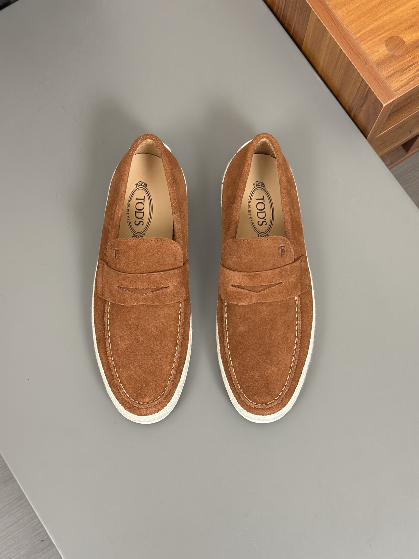 Tod'S/Tod'S Men's LoafersEstos mocasines están hechos de elegante cuero de vaca de primera capa impo