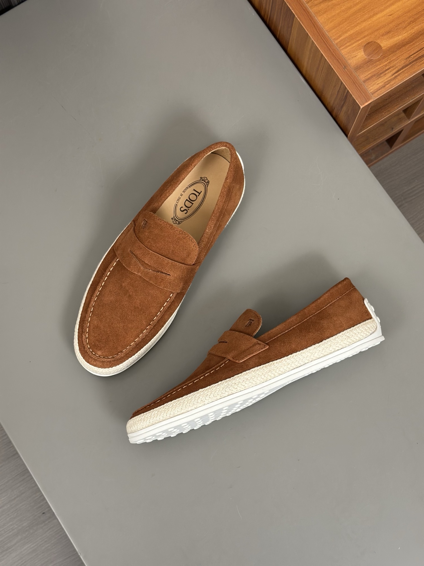 Tod'S/Tod'S Men's LoafersEstos mocasines están hechos de elegante cuero de vaca de primera capa impo
