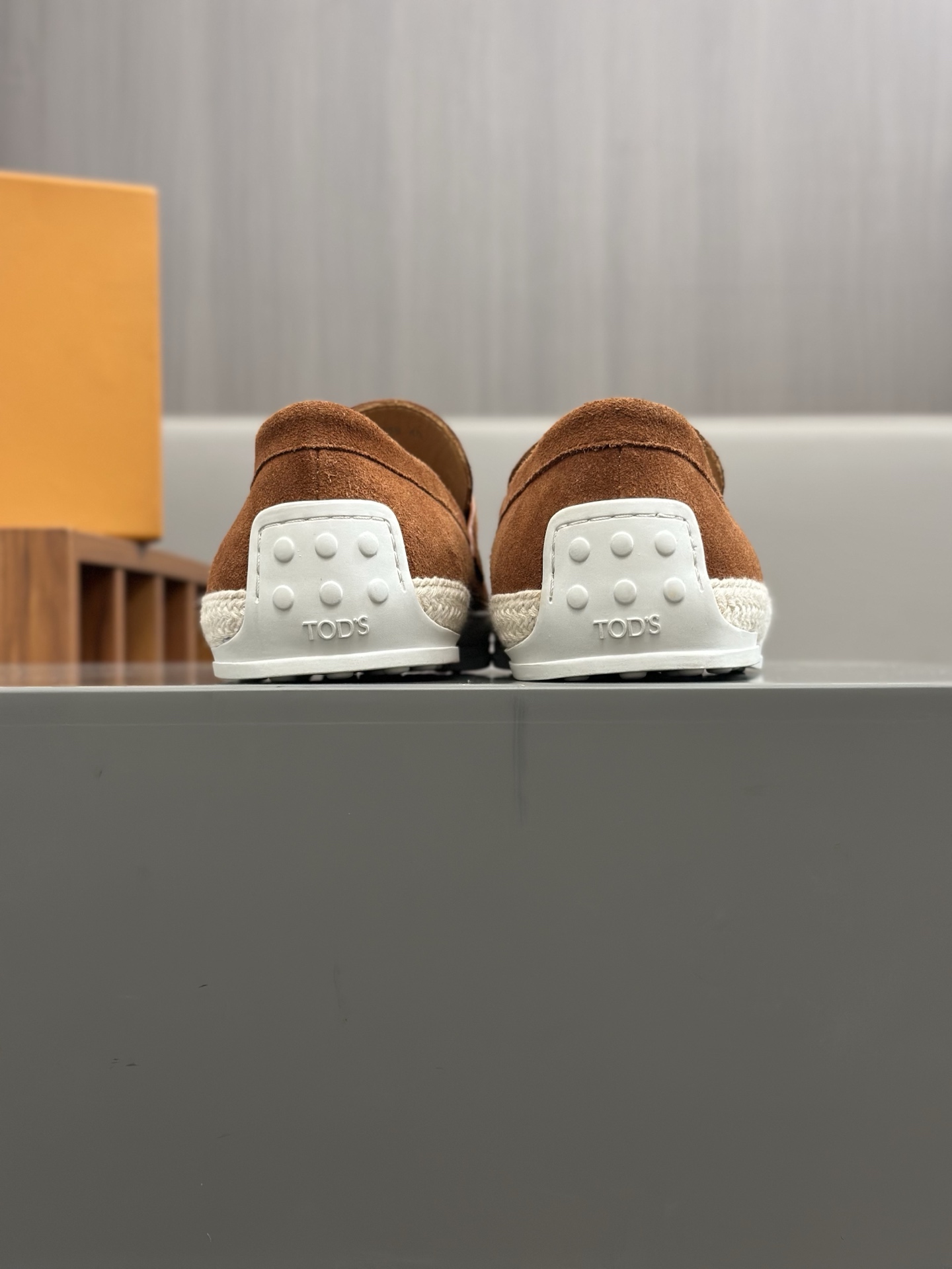 Tod'S/Tod'S Men's LoafersEstos mocasines están hechos de elegante cuero de vaca de primera capa impo