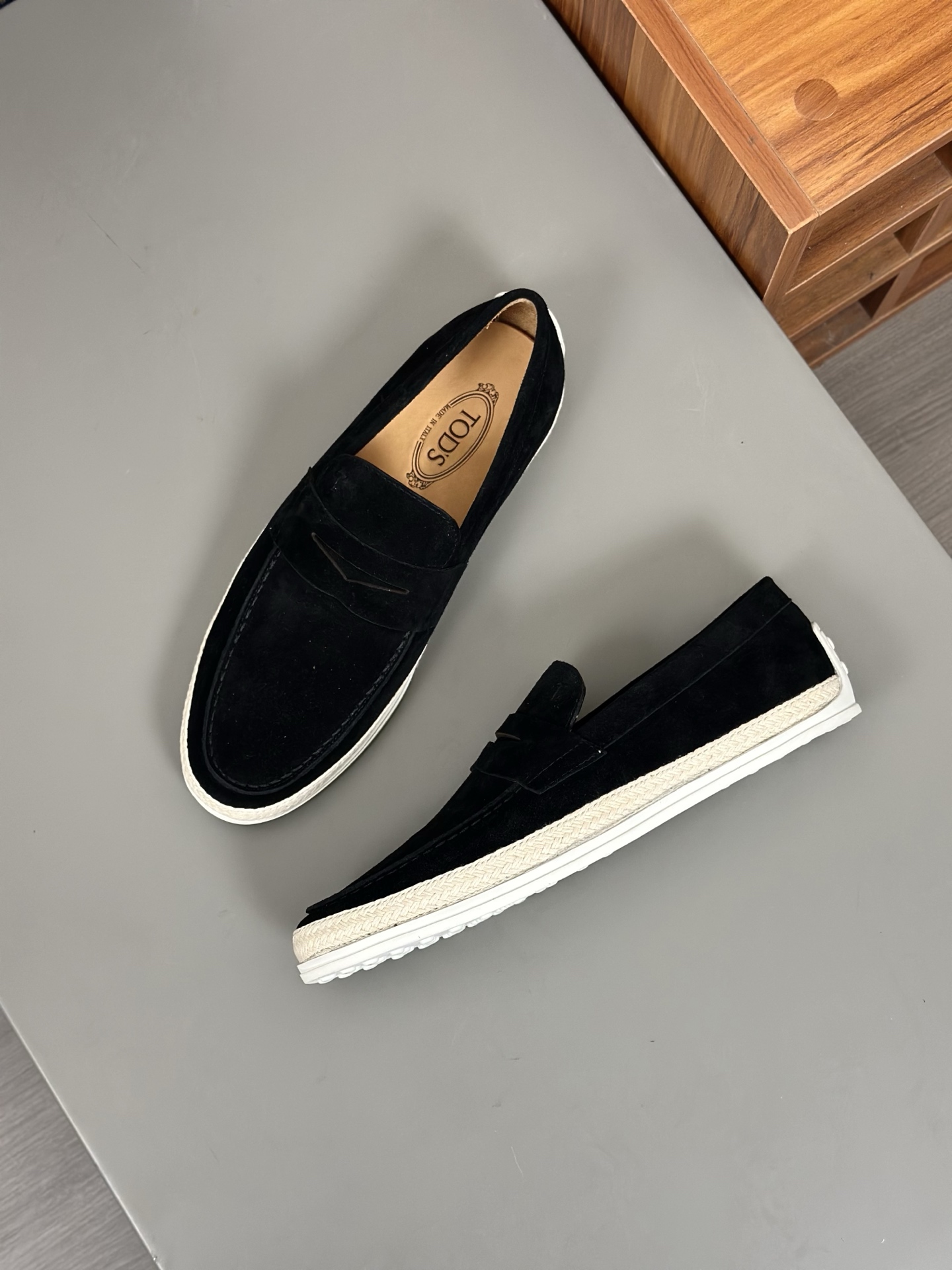 Tod'S/Tod'S Men's LoafersEstos mocasines están hechos de elegante cuero de vaca de primera capa impo