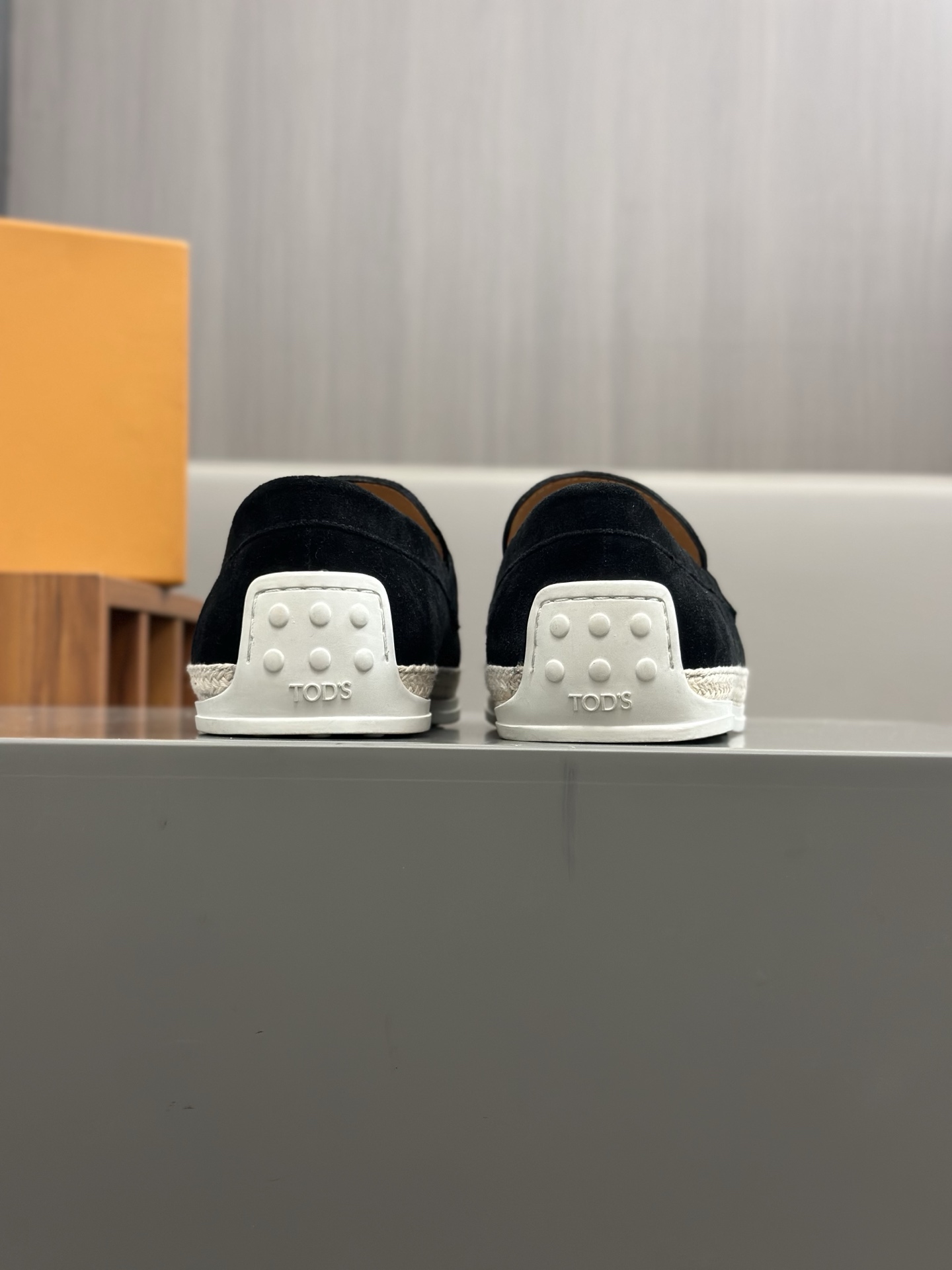 Tod'S/Tod'S Men's LoafersEstos mocasines están hechos de elegante cuero de vaca de primera capa impo