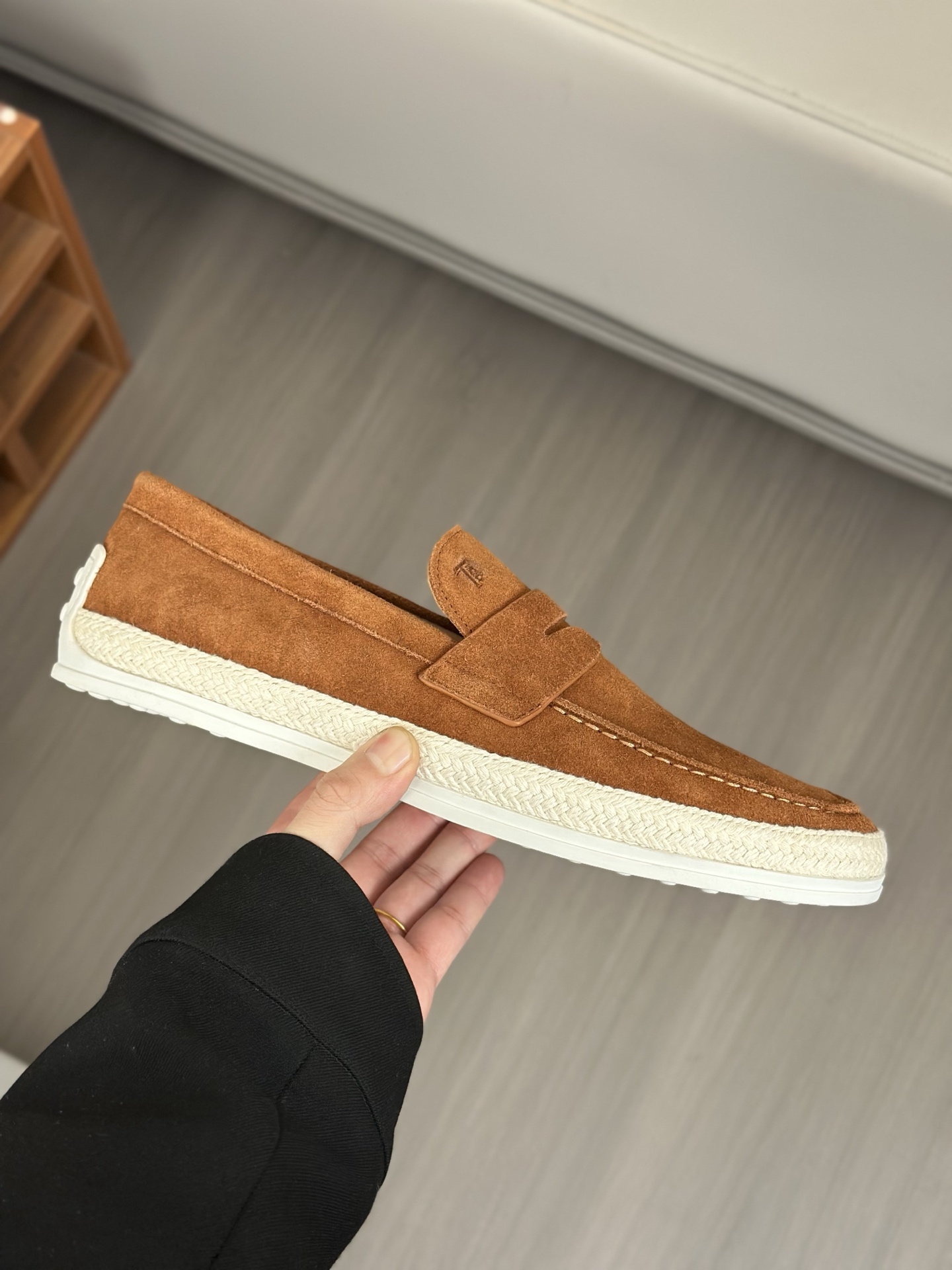 Tod'S/Tod'S Men's LoafersEstos mocasines están hechos de elegante cuero de vaca de primera capa impo