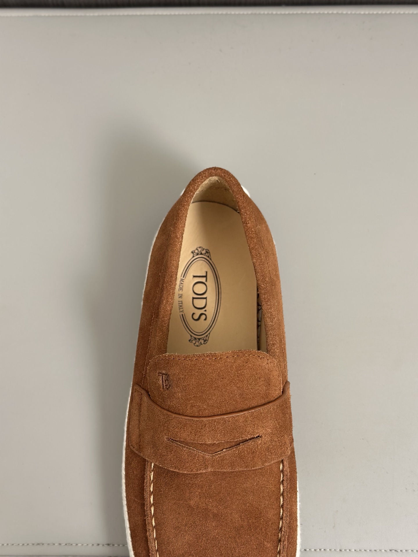 Tod'S/Tod'S Men's LoafersEstos mocasines están hechos de elegante cuero de vaca de primera capa impo