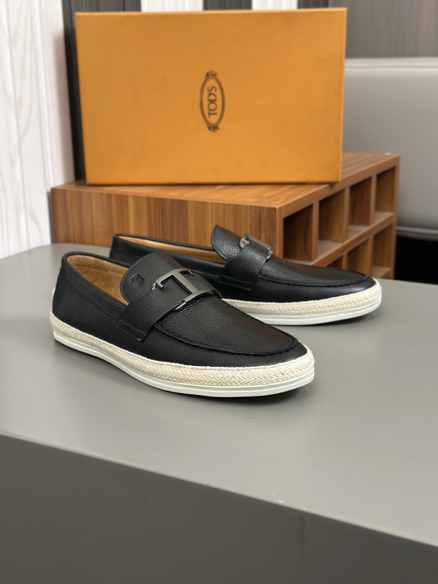 TOD'S/TOD'S nuevos hombres Mocasines zapatos casuales, este entrenador está hecho de cuero de piel d
