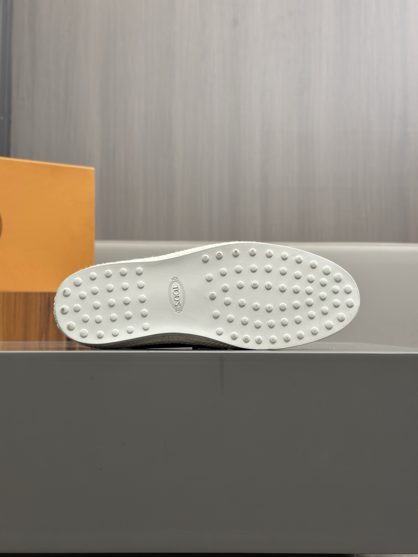 Tod'S/Tod'S Men's LoafersEstos mocasines están hechos de elegante cuero de vaca de primera capa impo