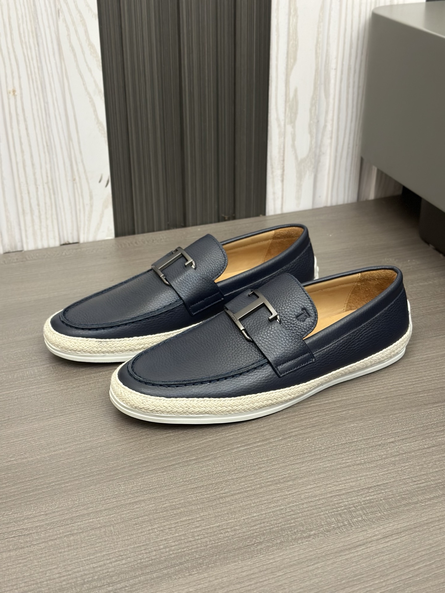 Tod's Men's Leather Loafers with Logo Bar and Hand-Stitched Details 7 i1742531544960 1943 0 5
