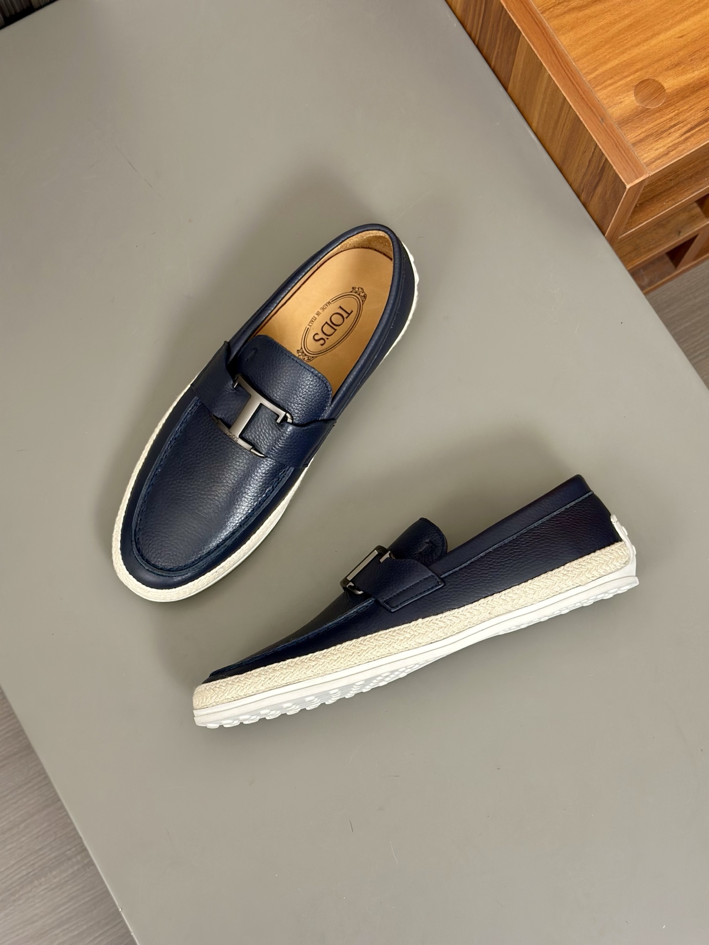 Tod's Men's Leather Loafers with Logo Bar and Hand-Stitched Details 3 i1742531545146 508 0 1