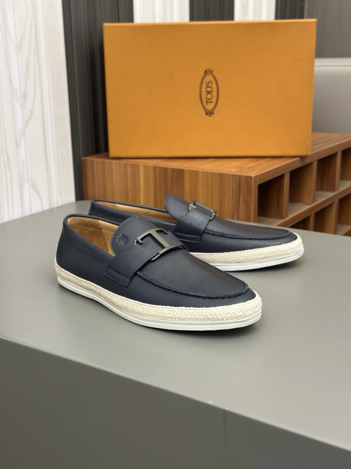 Tod's Men's Leather Loafers with Logo Bar and Hand-Stitched Details 4 i1742531545166 5260 0 2