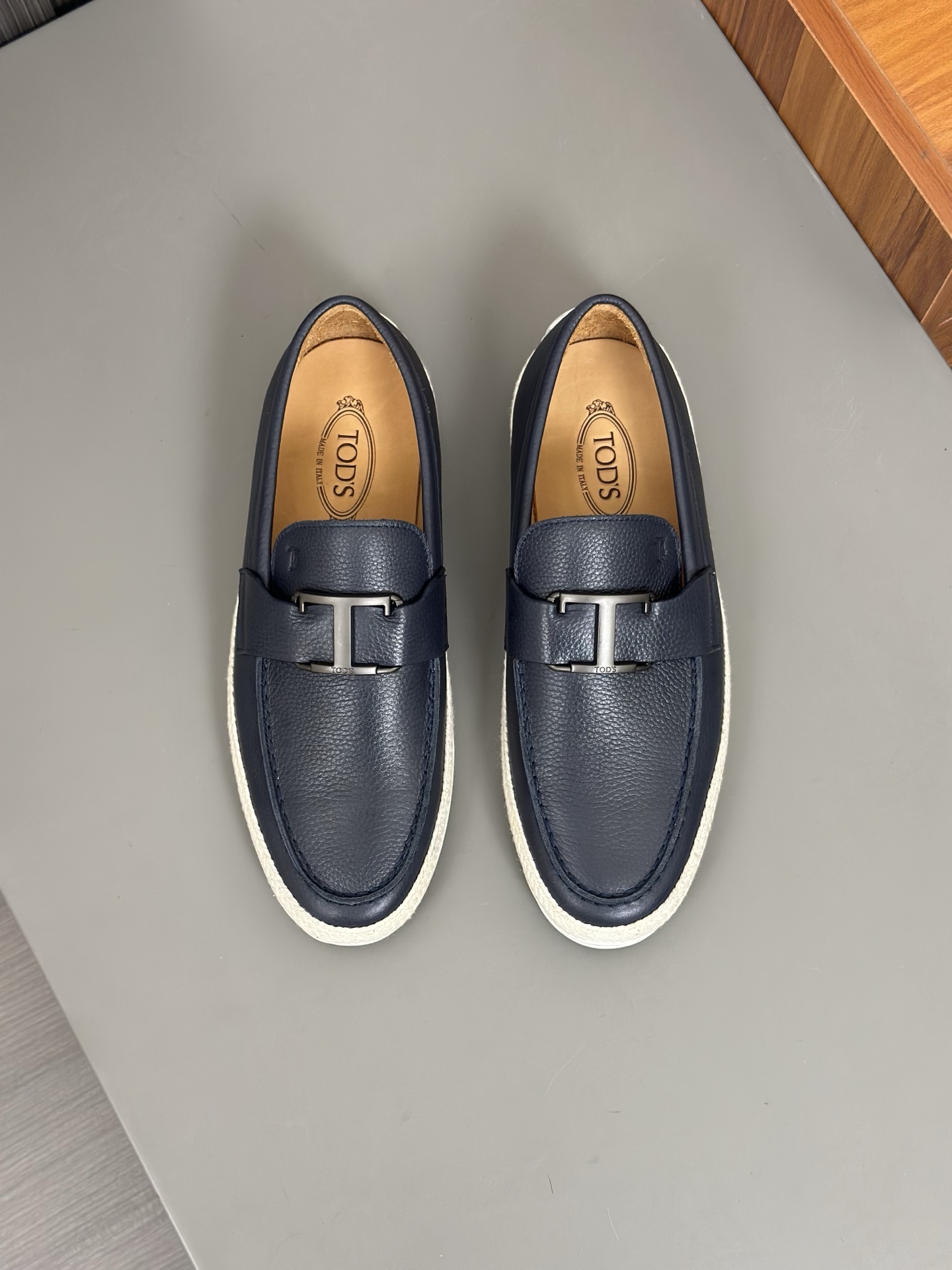 Tod'S/Tod'S Men's LoafersEstos mocasines están hechos de elegante cuero de vaca de primera capa impo
