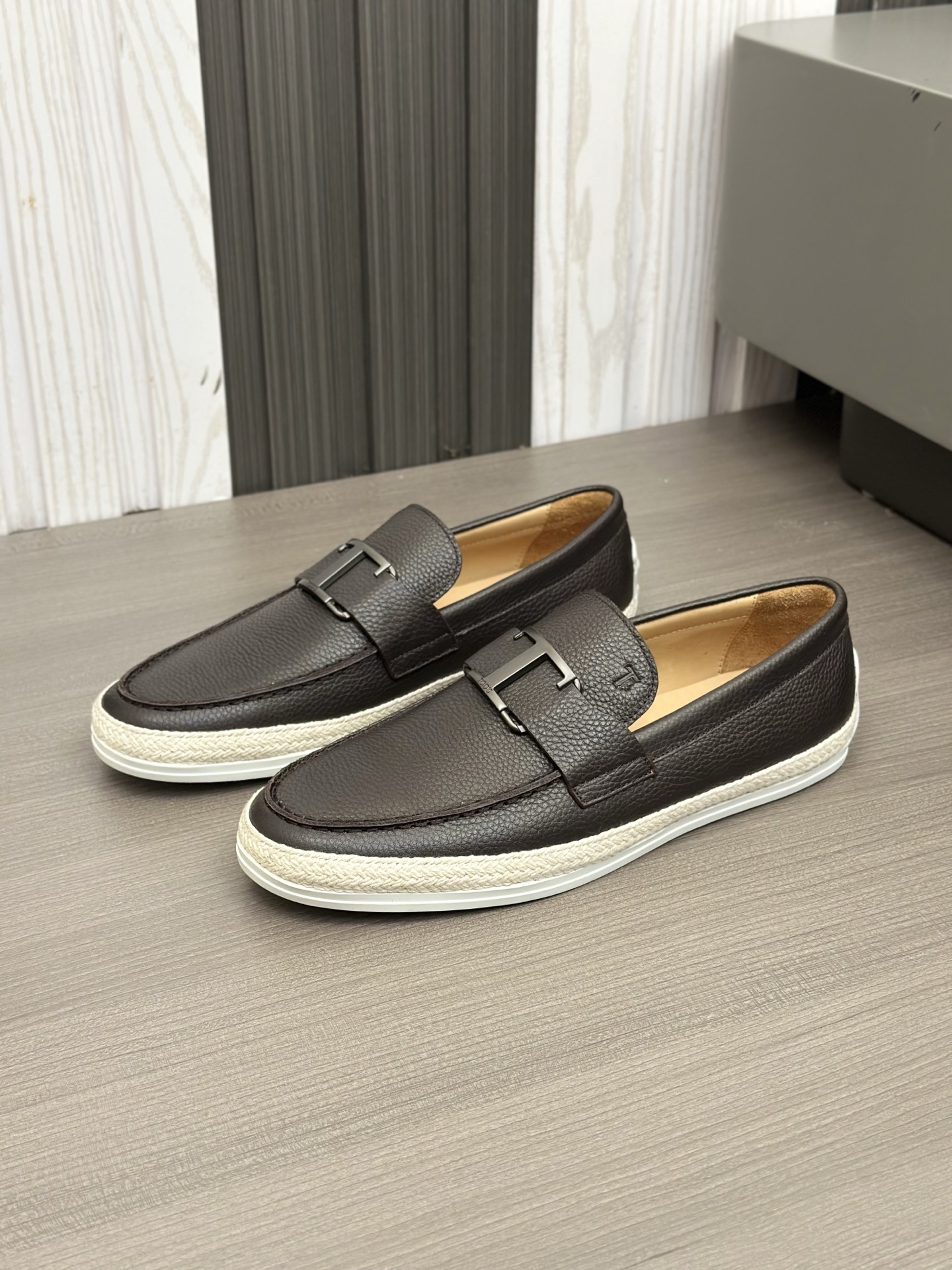 Tod'S/Tod'S Men's LoafersEstos mocasines están hechos de elegante cuero de vaca de primera capa impo