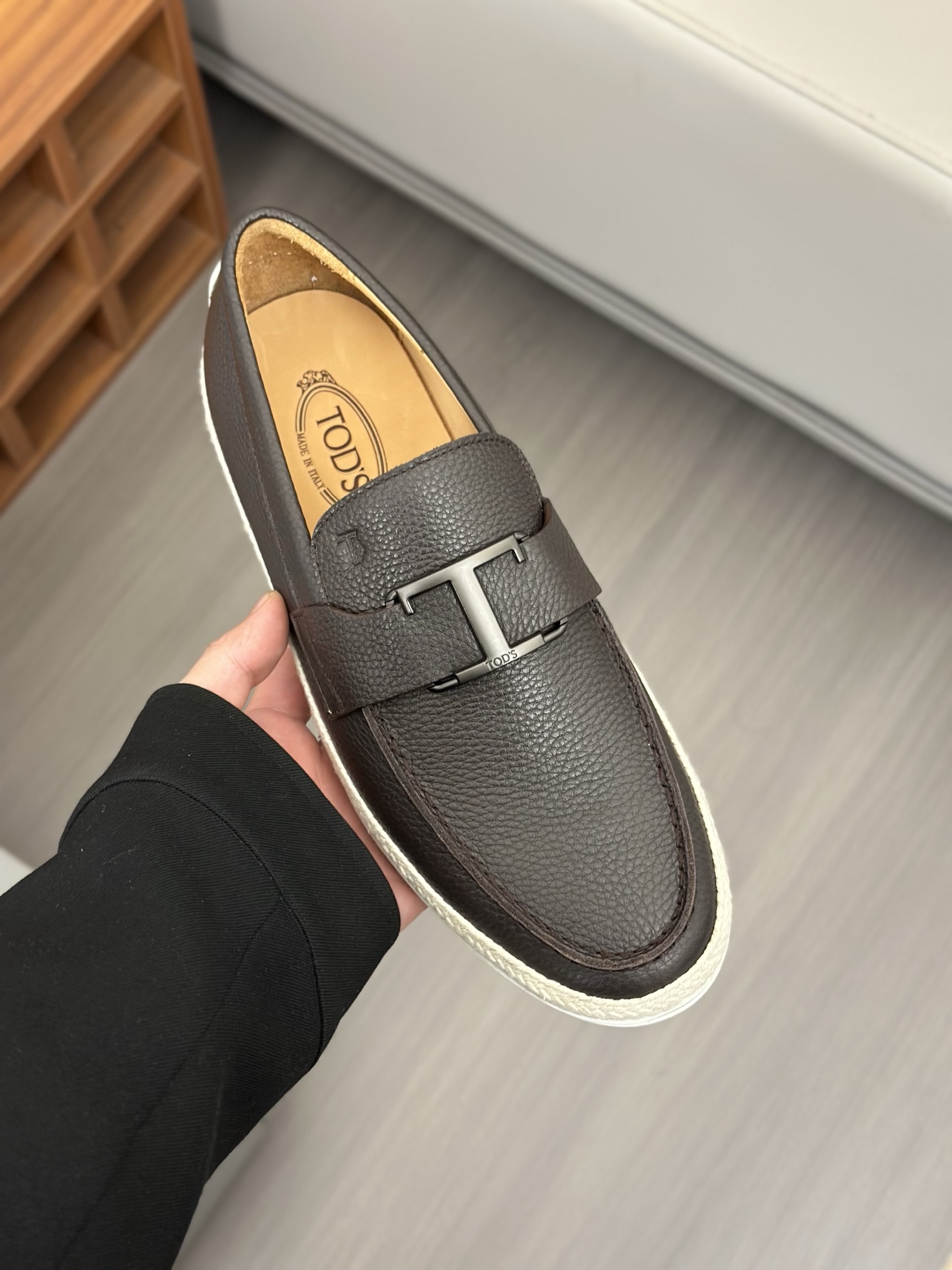 Tod'S/Tod'S Men's LoafersEstos mocasines están hechos de elegante cuero de vaca de primera capa impo