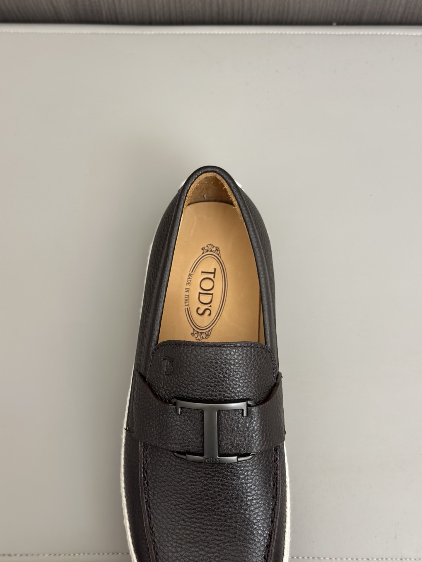 Tod'S/Tod'S Men's LoafersEstos mocasines están hechos de elegante cuero de vaca de primera capa impo