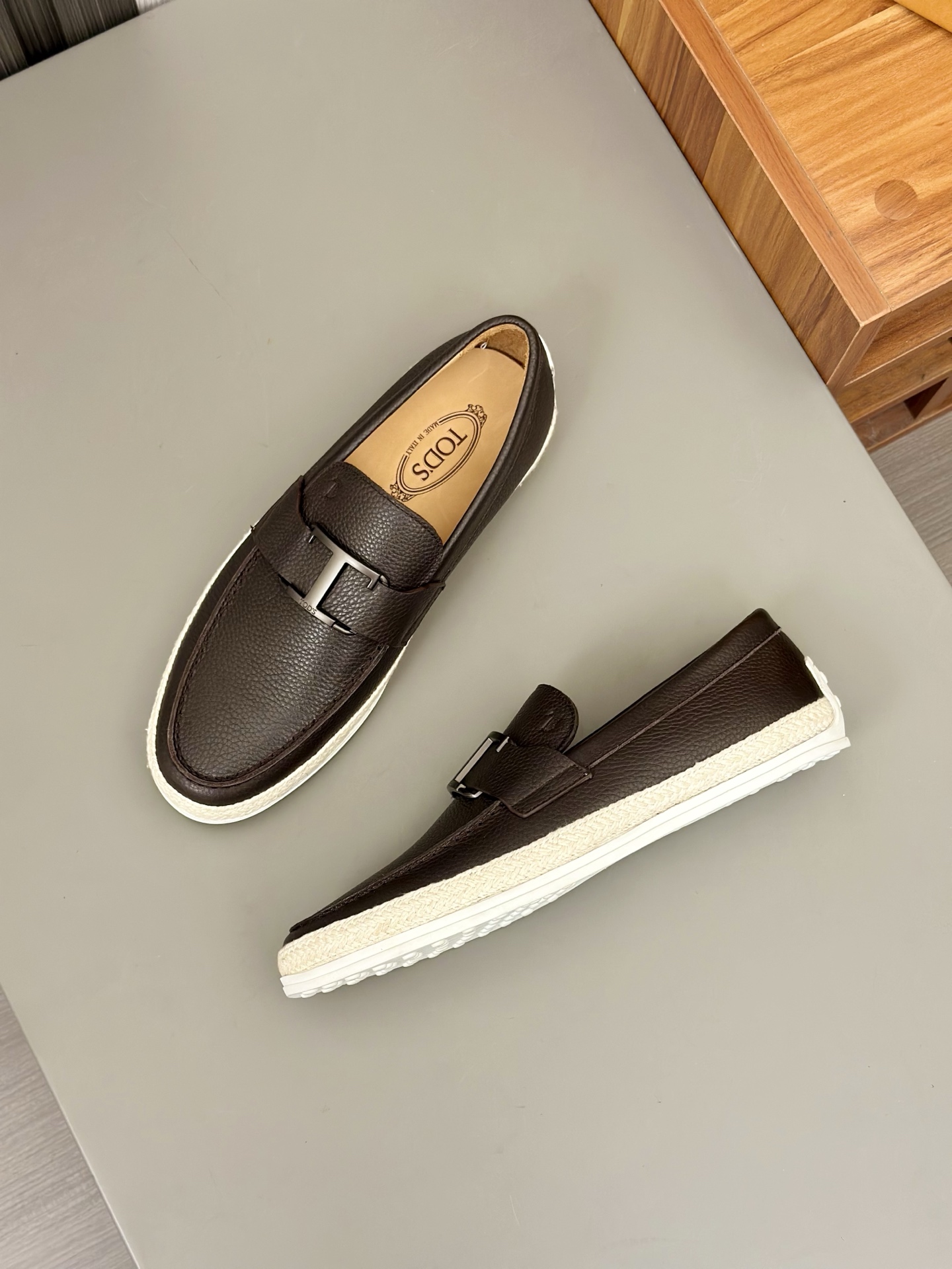 Tod'S/Tod'S Men's LoafersEstos mocasines están hechos de elegante cuero de vaca de primera capa impo