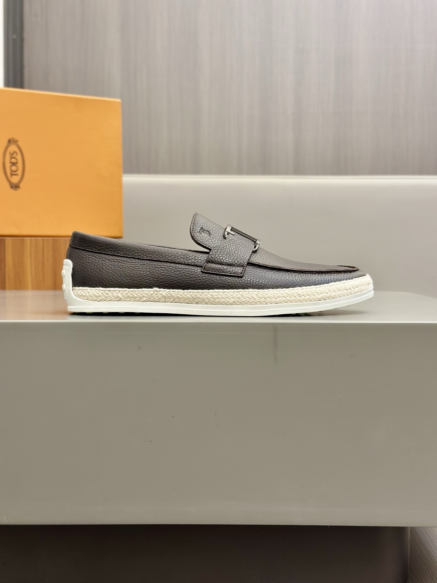 Tod'S/Tod'S Men's LoafersEstos mocasines están hechos de elegante cuero de vaca de primera capa impo