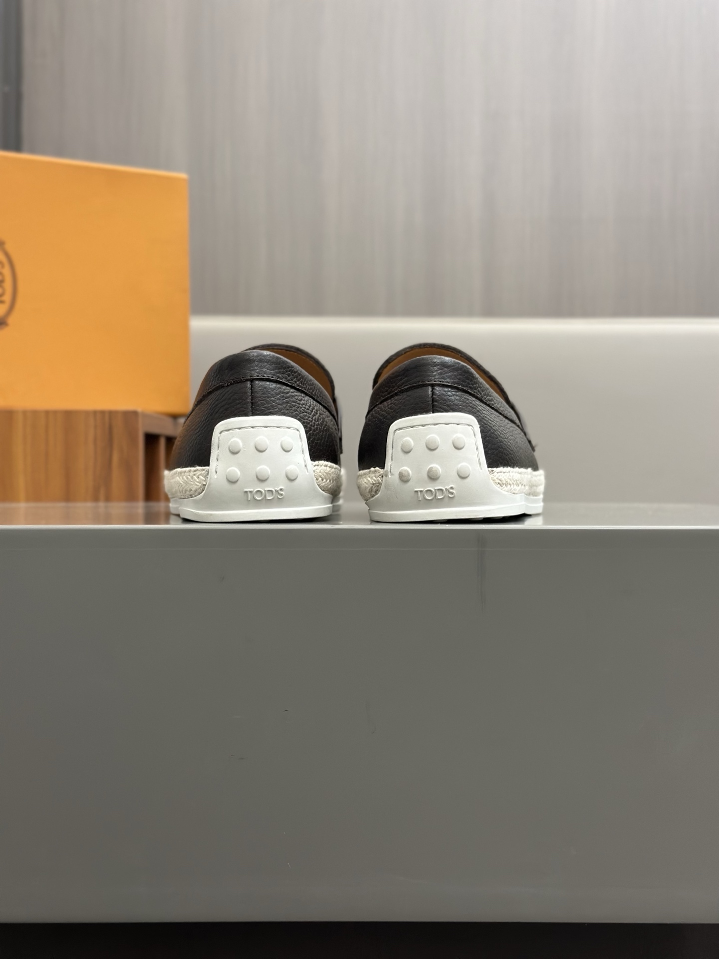 Tod'S/Tod'S Men's LoafersEstos mocasines están hechos de elegante cuero de vaca de primera capa impo