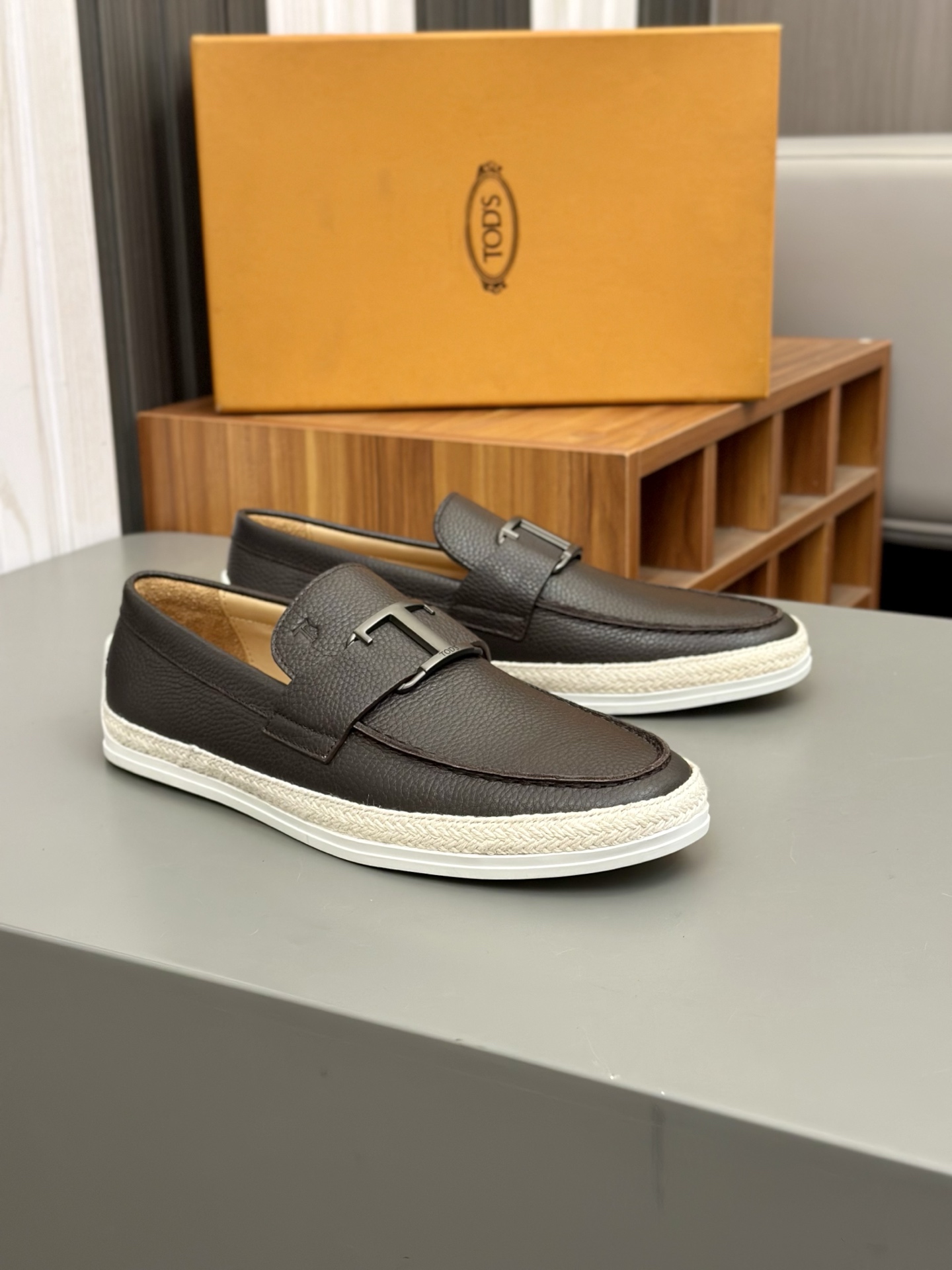 Tod'S/Tod'S Men's LoafersEstos mocasines están hechos de elegante cuero de vaca de primera capa impo