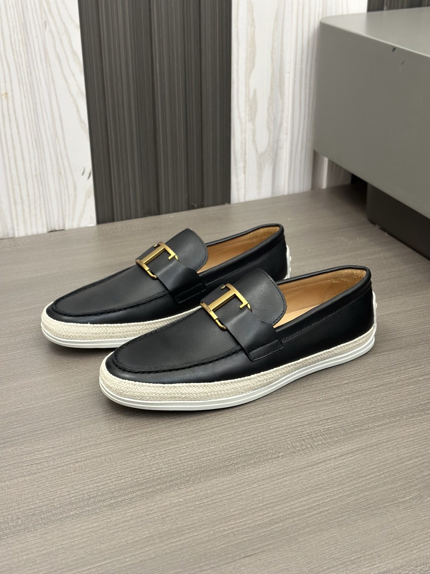 Tod'S/Tod'S Men's LoafersEstos mocasines están hechos de elegante cuero de vaca de primera capa impo