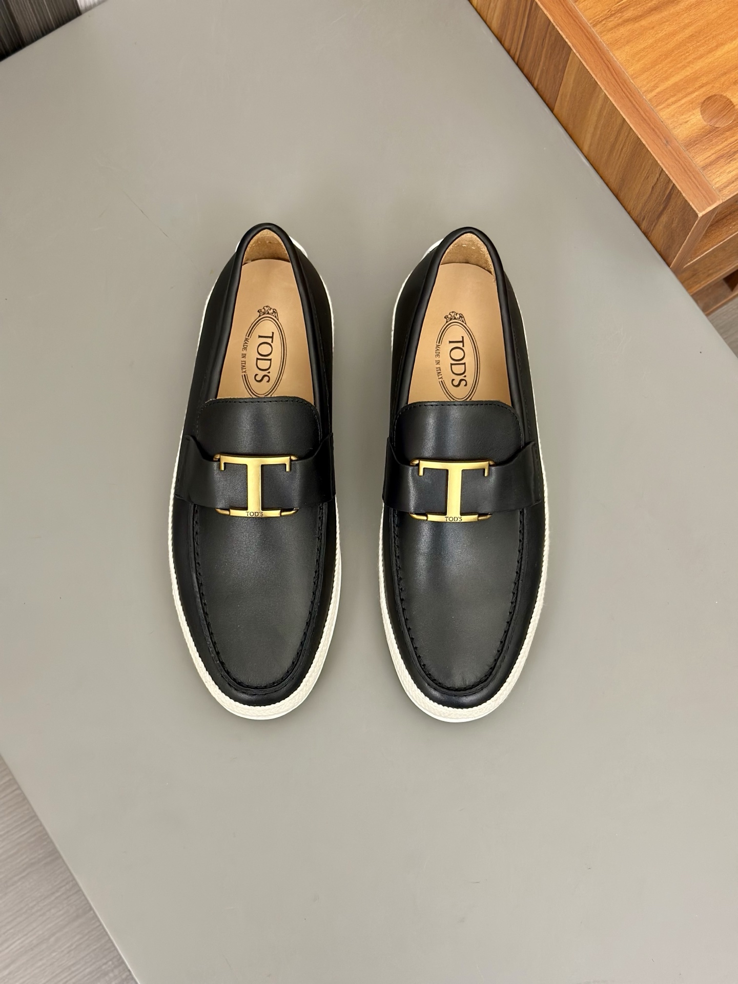 Tod'S/Tod'S Men's LoafersEstos mocasines están hechos de elegante cuero de vaca de primera capa impo
