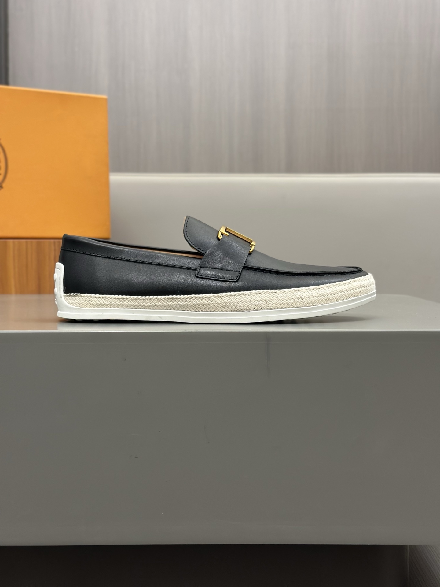 Tod'S/Tod'S Men's LoafersEstos mocasines están hechos de elegante cuero de vaca de primera capa impo