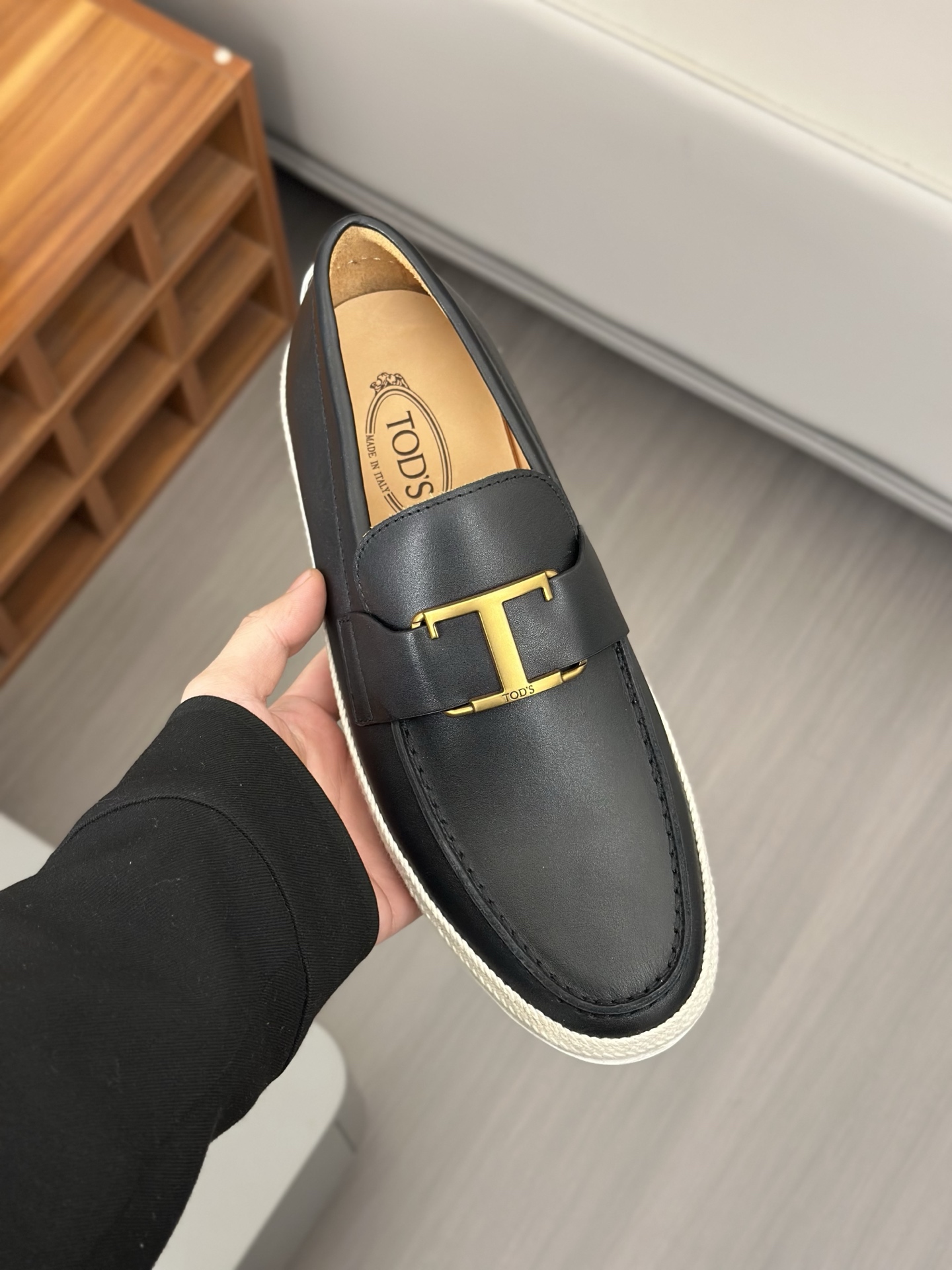 Tod'S/Tod'S Men's LoafersEstos mocasines están hechos de elegante cuero de vaca de primera capa impo