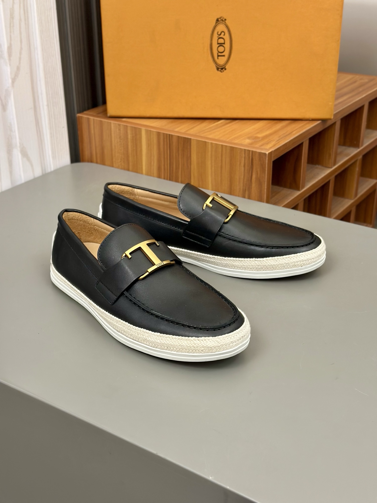 Tod'S/Tod'S Men's LoafersEstos mocasines están hechos de elegante cuero de vaca de primera capa impo