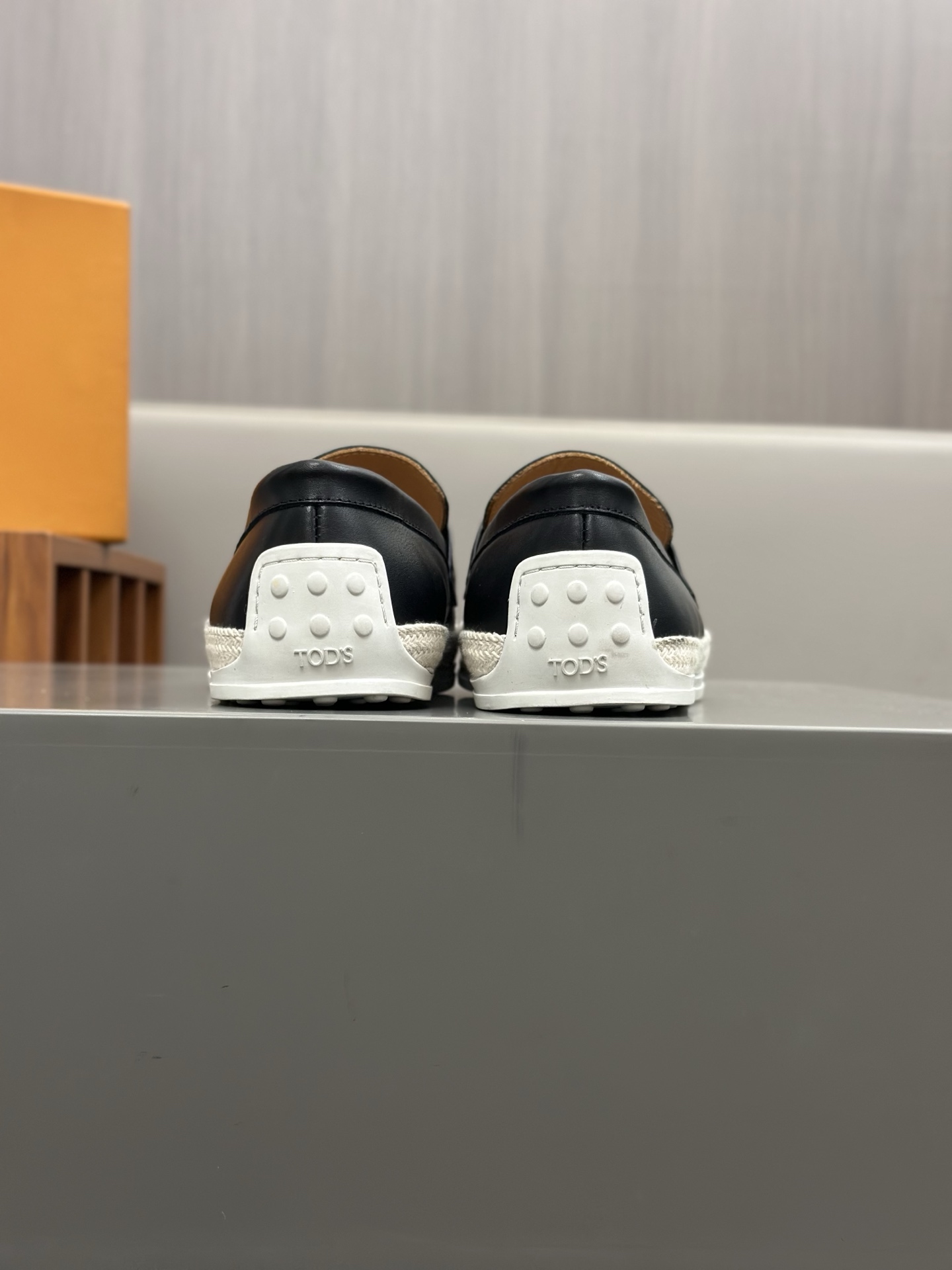 Tod'S/Tod'S Men's LoafersEstos mocasines están hechos de elegante cuero de vaca de primera capa impo