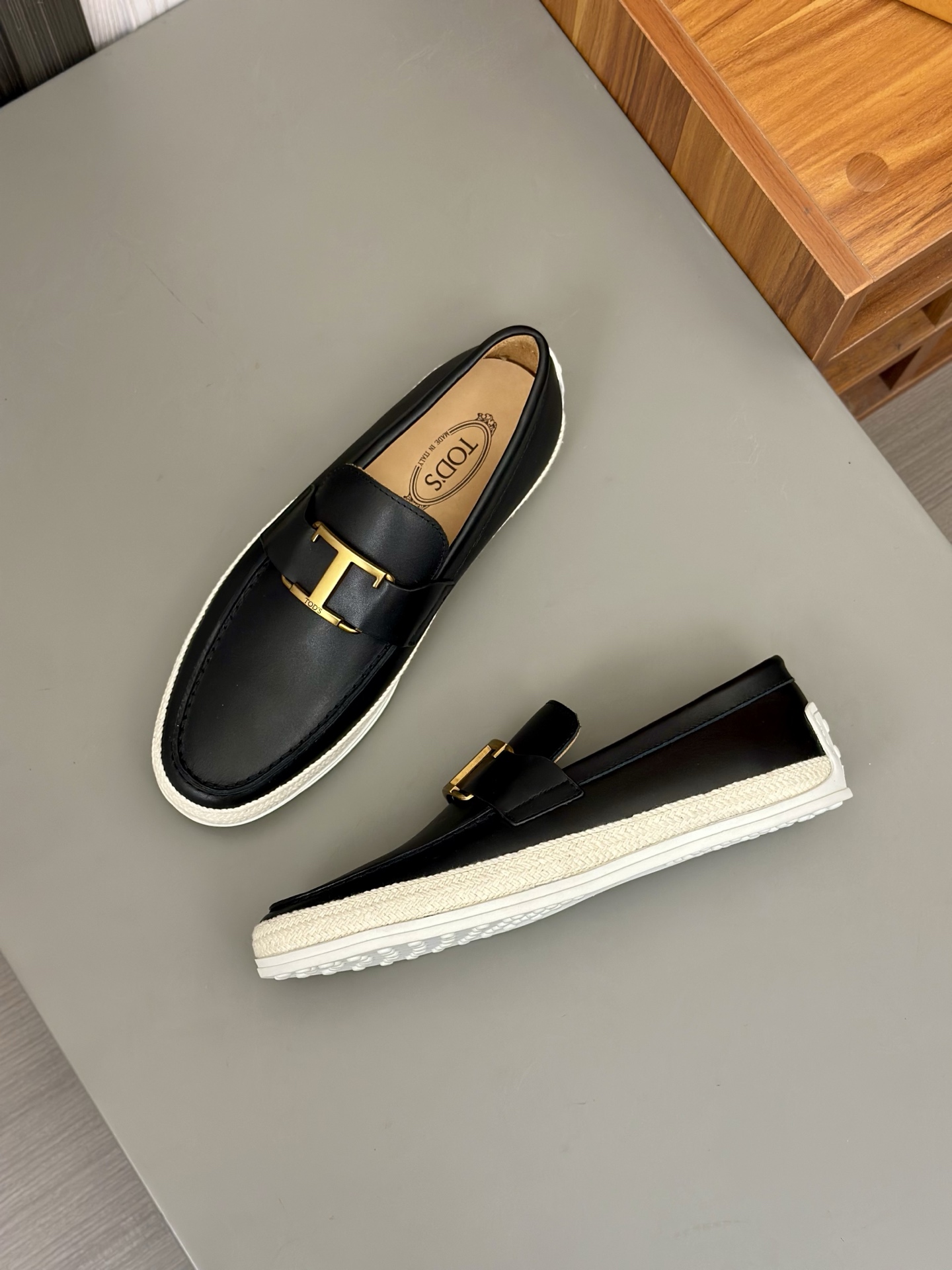 Tod'S/Tod'S Men's LoafersEstos mocasines están hechos de elegante cuero de vaca de primera capa impo