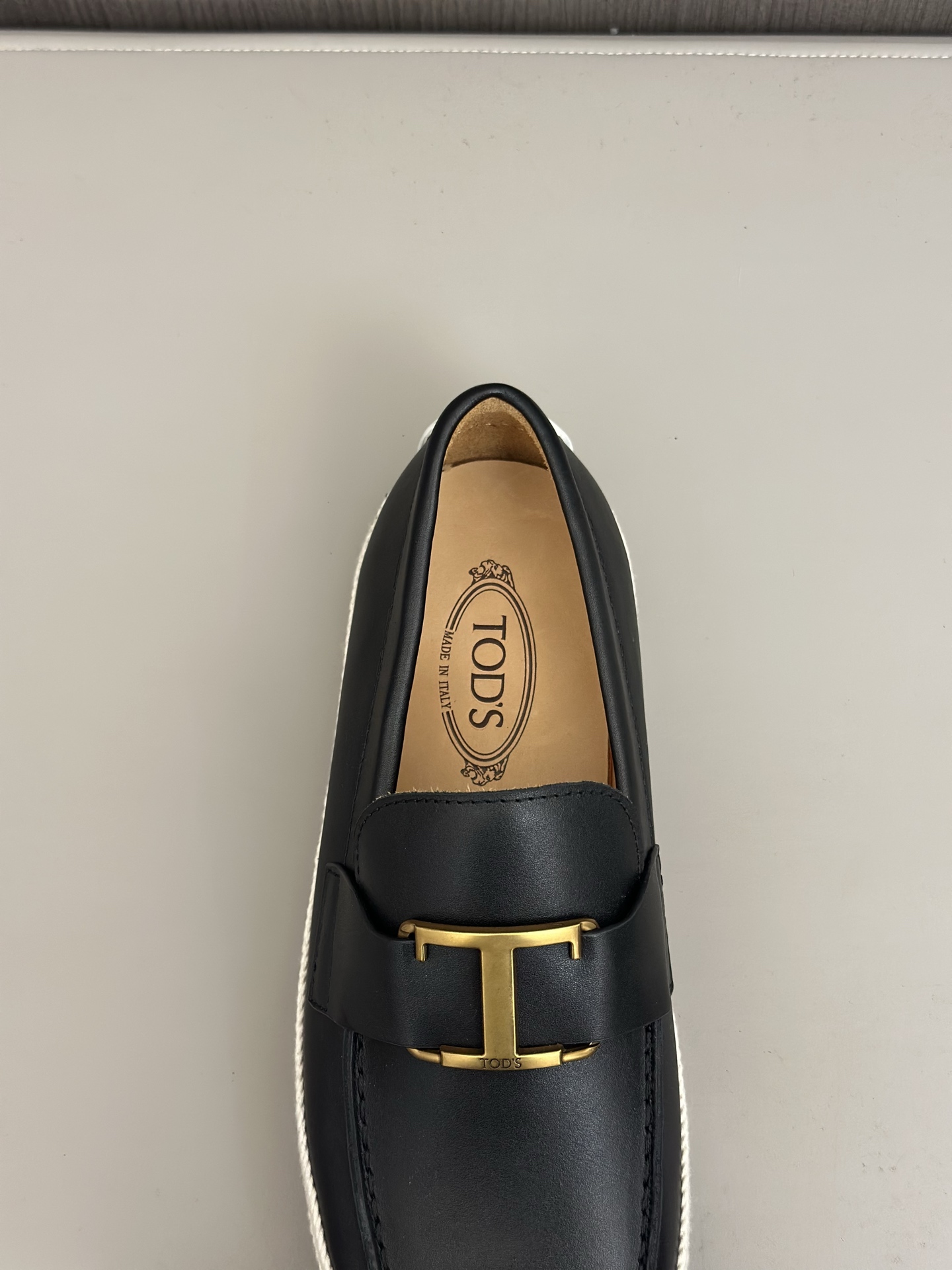 Tod'S/Tod'S Men's LoafersEstos mocasines están hechos de elegante cuero de vaca de primera capa impo