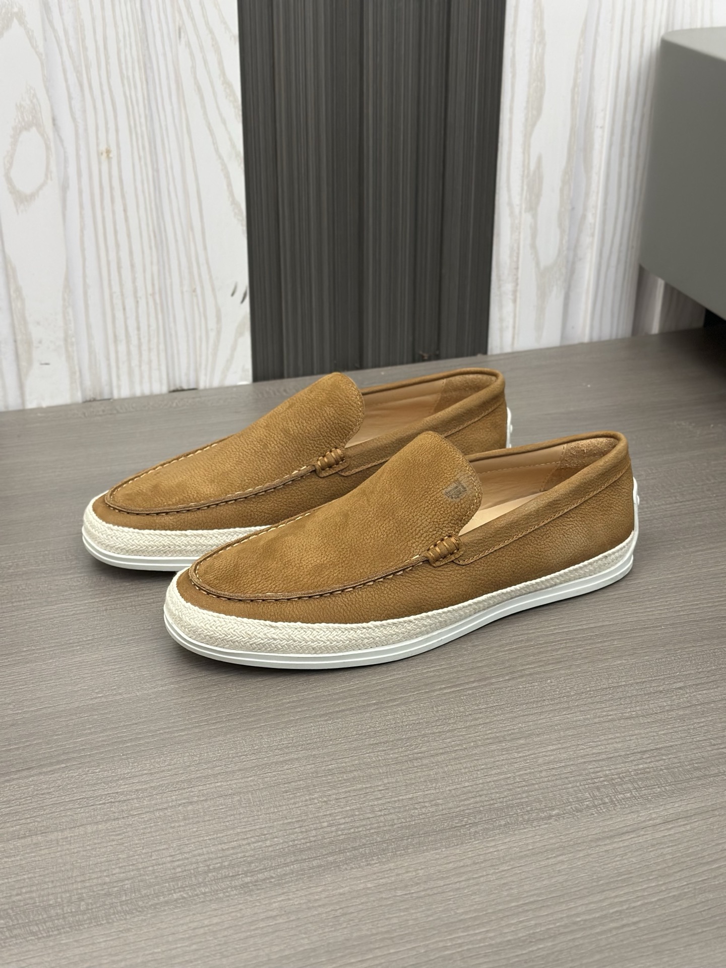 Tod'S/Tod'S Men's LoafersEstos mocasines están hechos de elegante cuero de vaca de primera capa impo