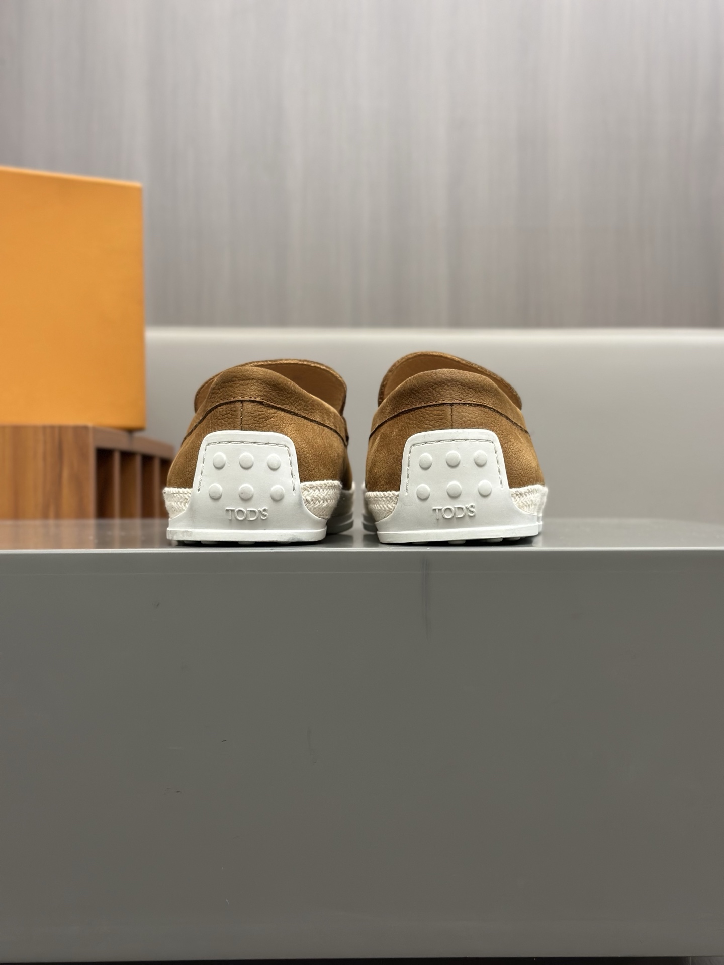 Tod'S/Tod'S Men's LoafersEstos mocasines están hechos de elegante cuero de vaca de primera capa impo