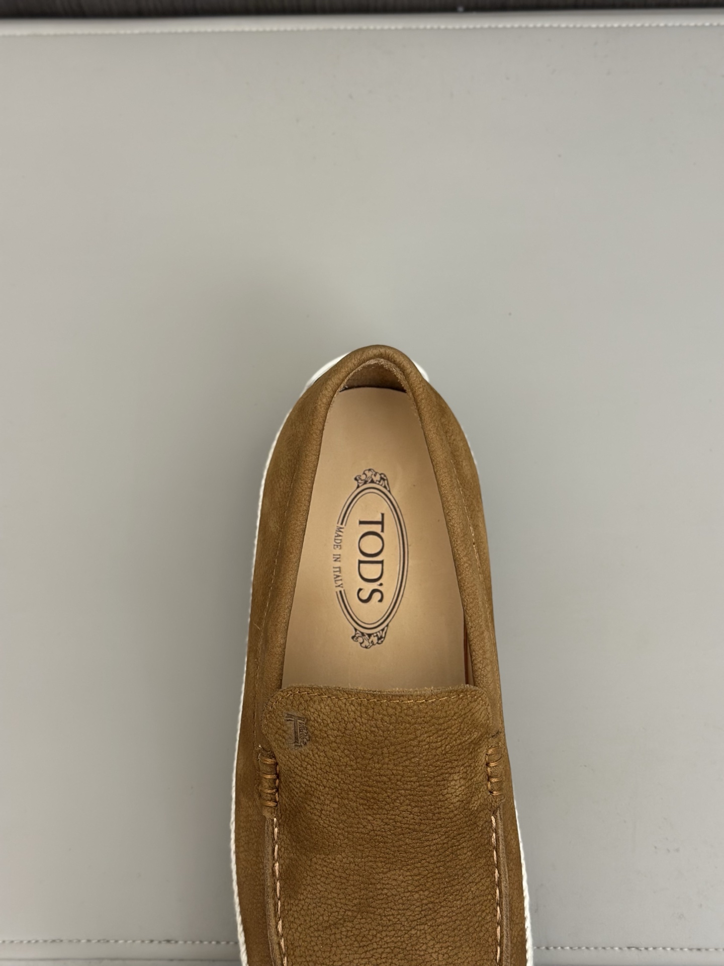 Tod'S/Tod'S Men's LoafersEstos mocasines están hechos de elegante cuero de vaca de primera capa impo