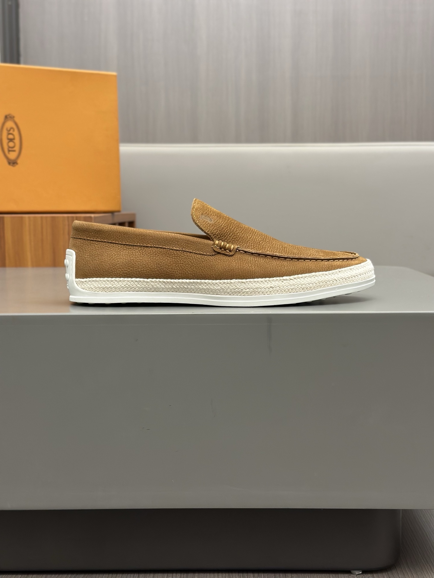 Tod'S/Tod'S Men's LoafersEstos mocasines están hechos de elegante cuero de vaca de primera capa impo