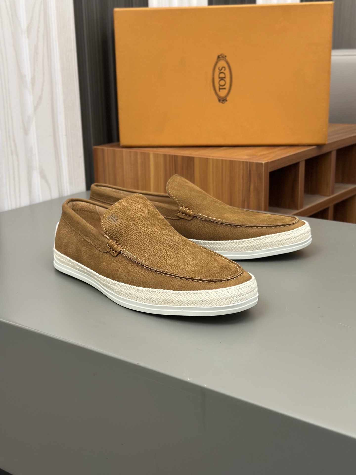 Tod'S/Tod'S Men's LoafersEstos mocasines están hechos de elegante cuero de vaca de primera capa impo