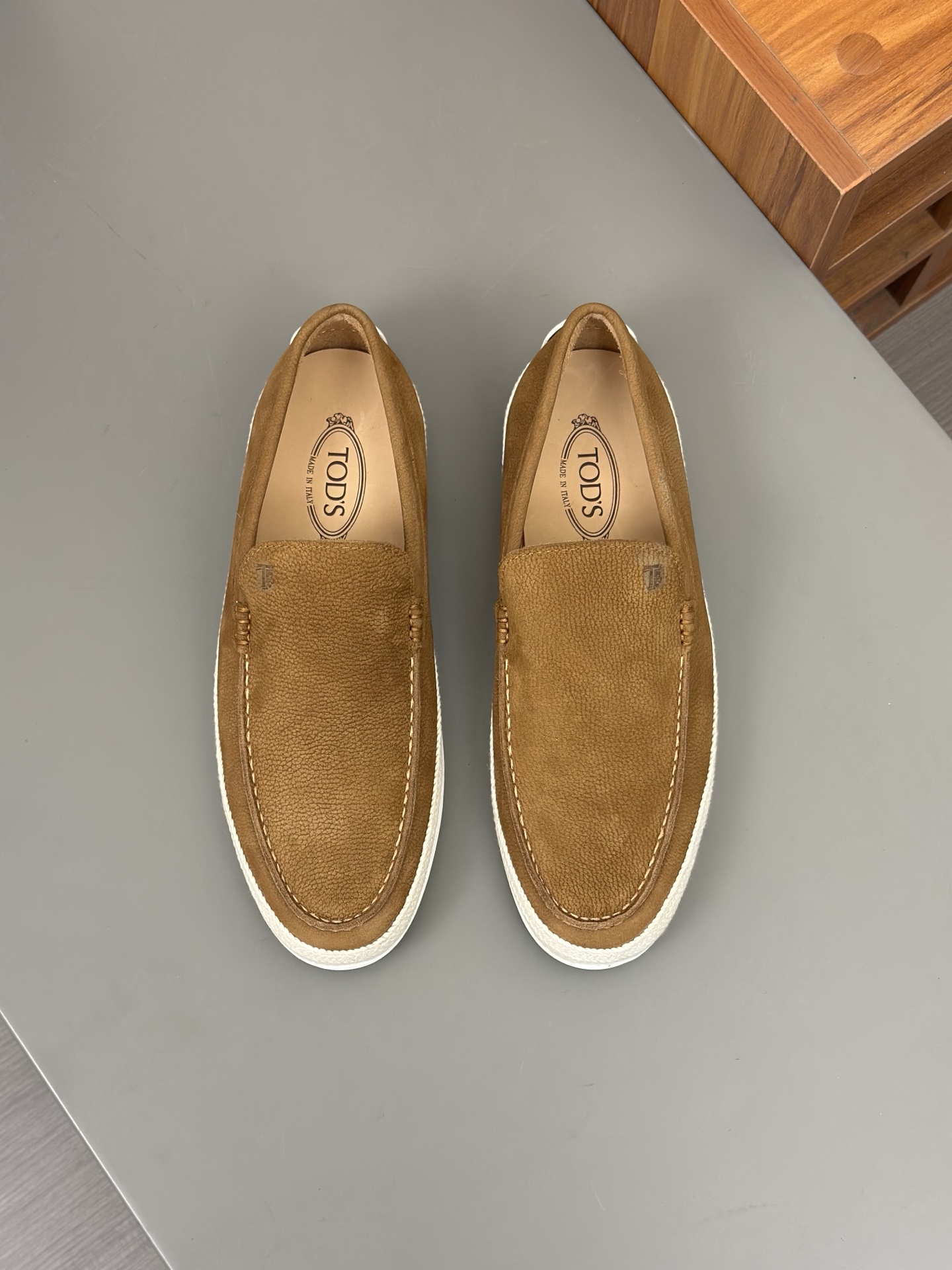 Tod'S/Tod'S Men's LoafersEstos mocasines están hechos de elegante cuero de vaca de primera capa impo