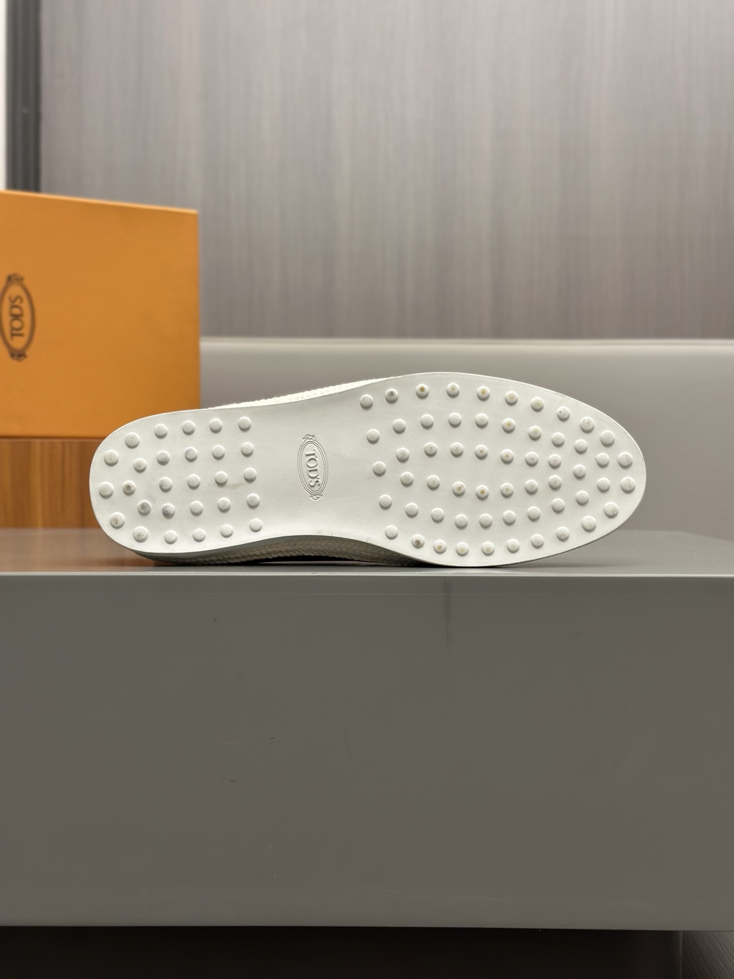 Tod'S/Tod'S Men's LoafersEstos mocasines están hechos de elegante cuero de vaca de primera capa impo