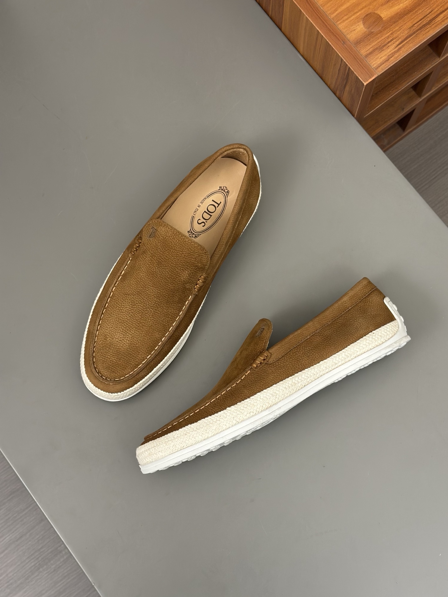Tod'S/Tod'S Men's LoafersEstos mocasines están hechos de elegante cuero de vaca de primera capa impo