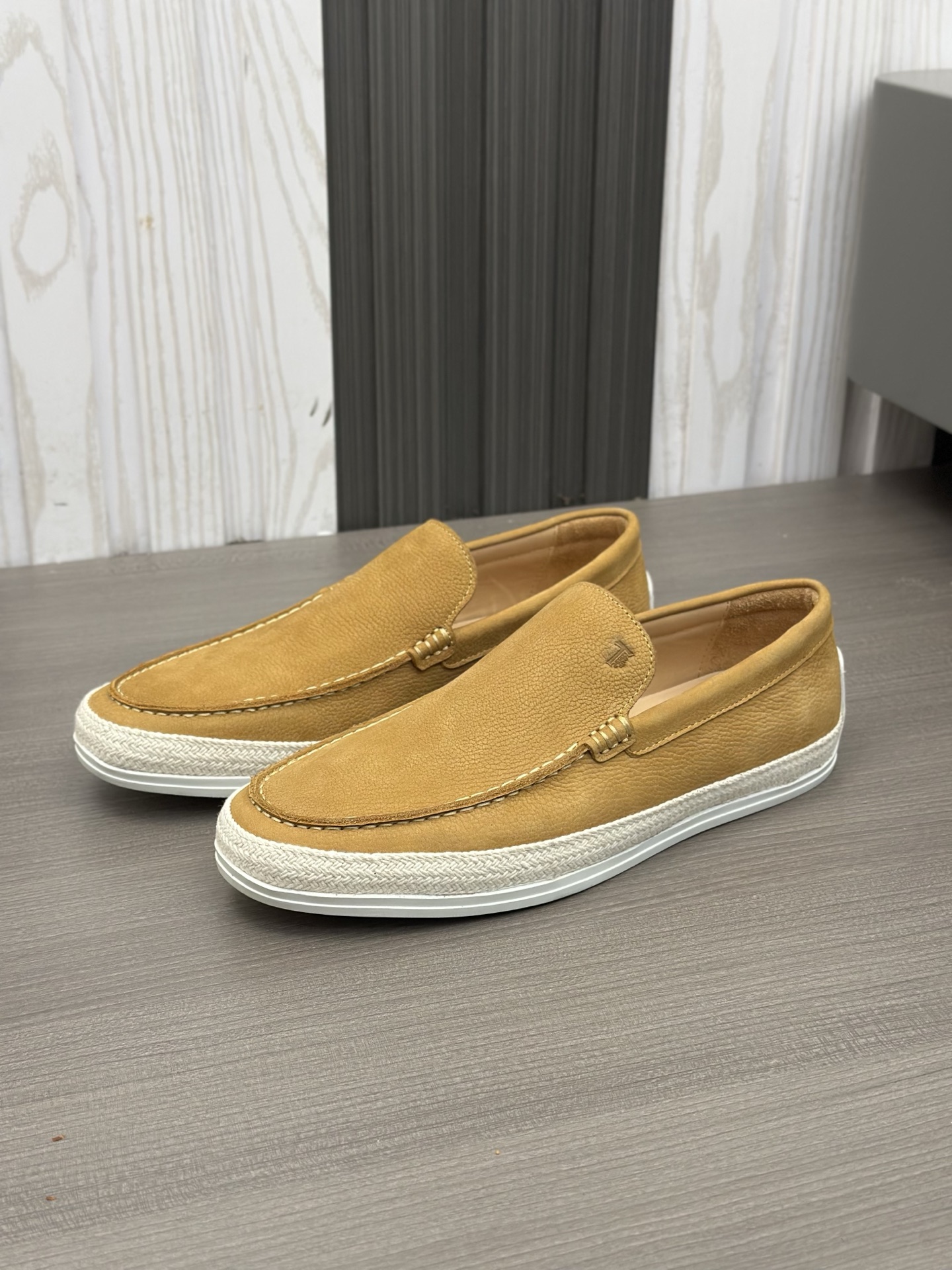 Tod'S/Tod'S Men's LoafersEstos mocasines están hechos de elegante cuero de vaca de primera capa impo