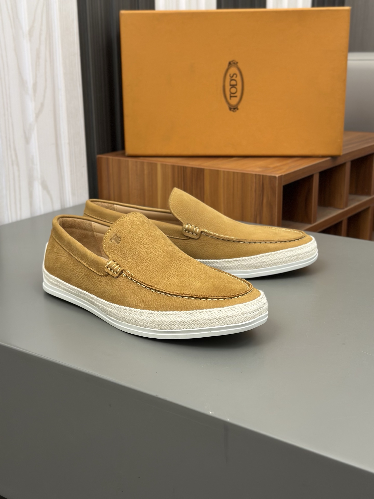 Tod'S/Tod'S Men's LoafersEstos mocasines están hechos de elegante cuero de vaca de primera capa impo