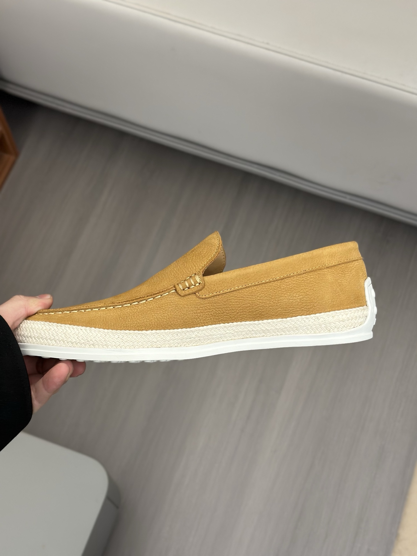 Tod'S/Tod'S Men's LoafersEstos mocasines están hechos de elegante cuero de vaca de primera capa impo