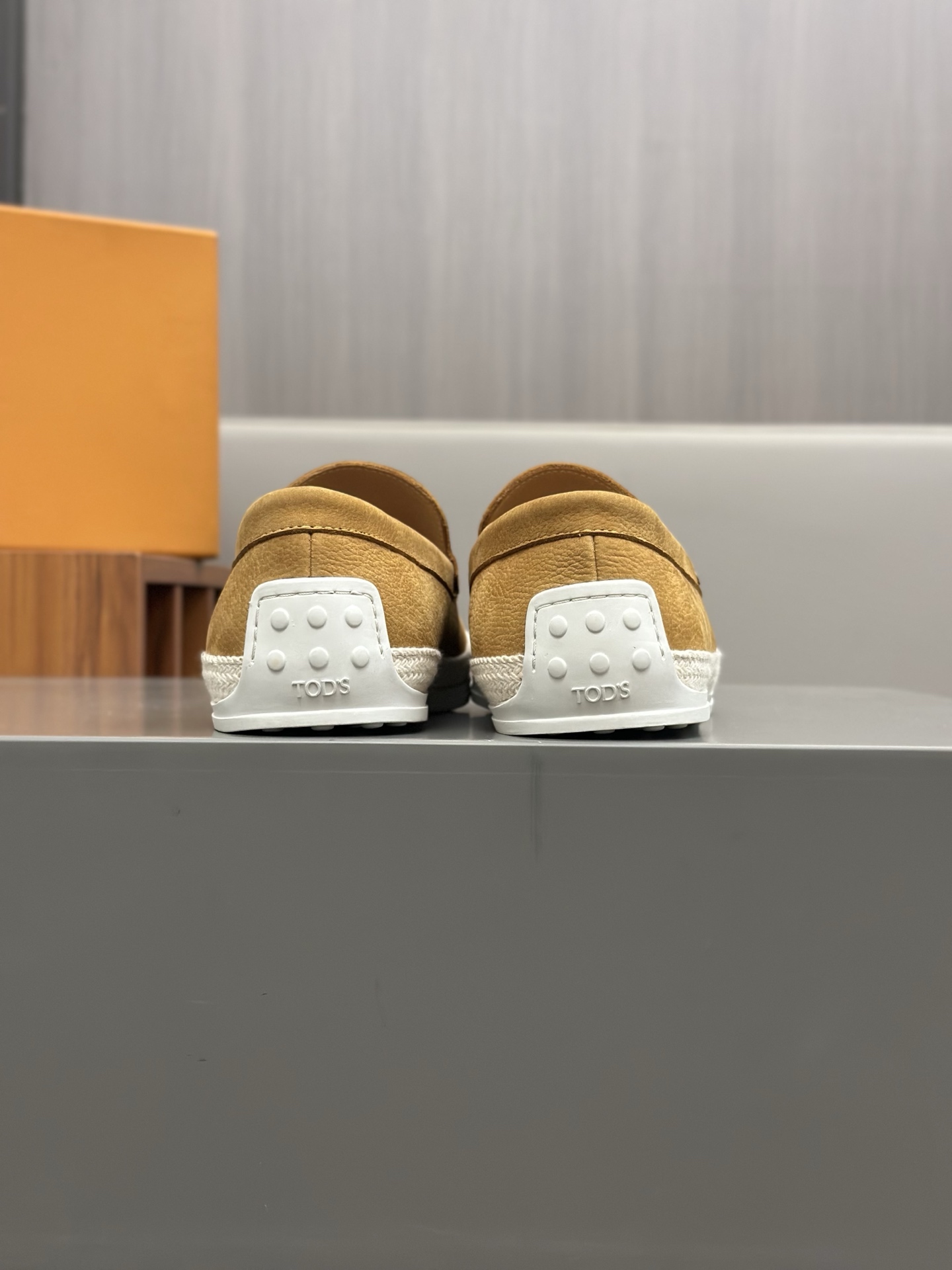 Tod'S/Tod'S Men's LoafersEstos mocasines están hechos de elegante cuero de vaca de primera capa impo